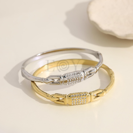 Brazalete con detalle central circonitas