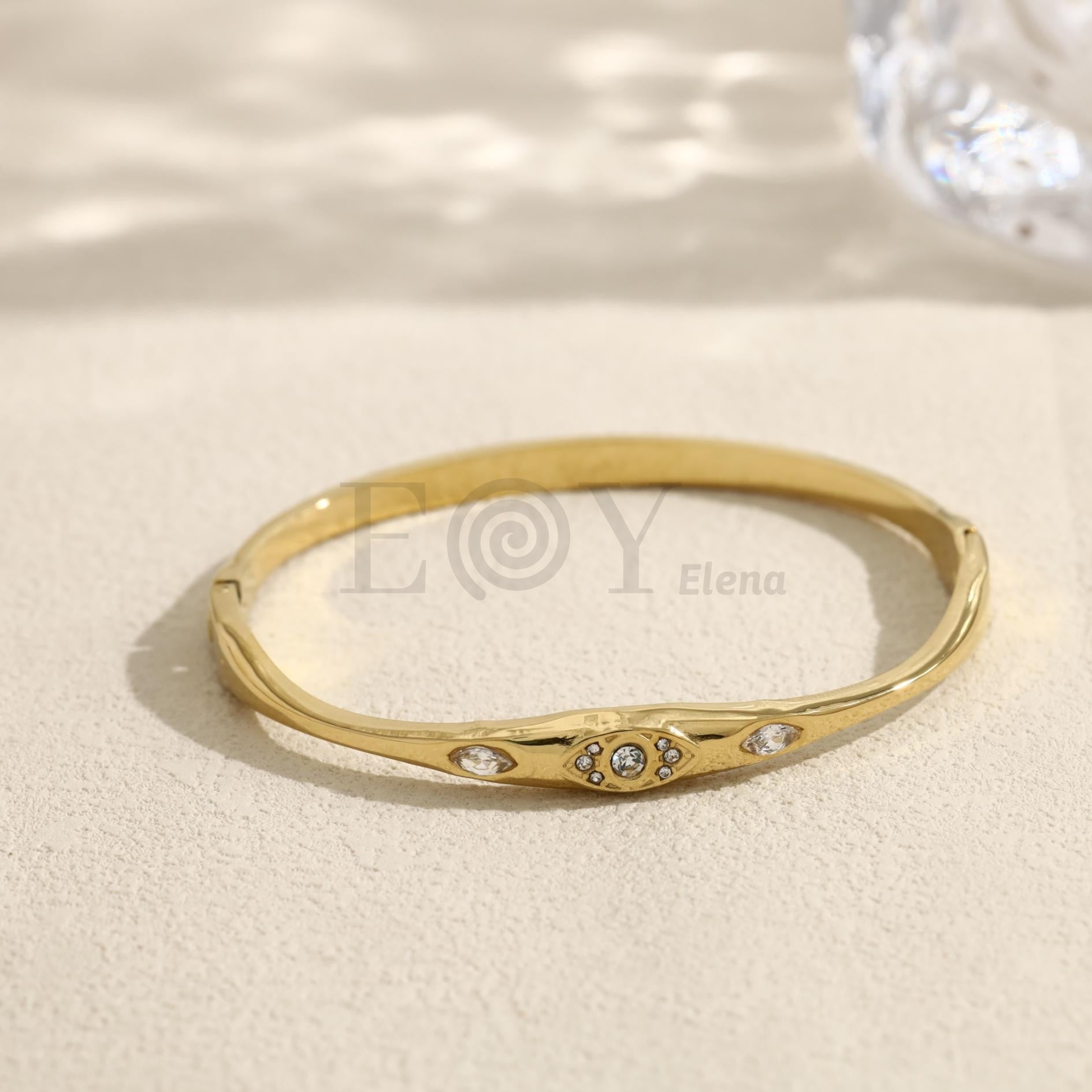 Brazalete con detalle central y piedras