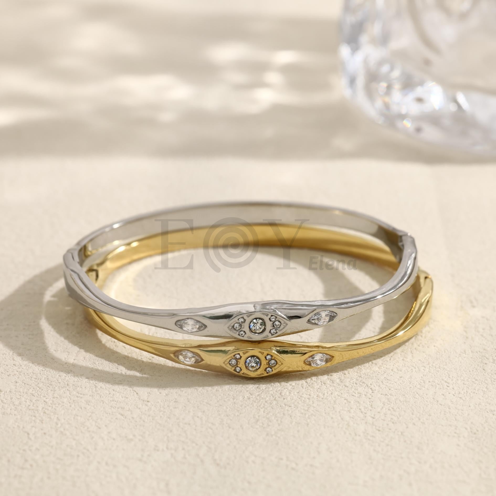 Brazalete con detalle central y piedras