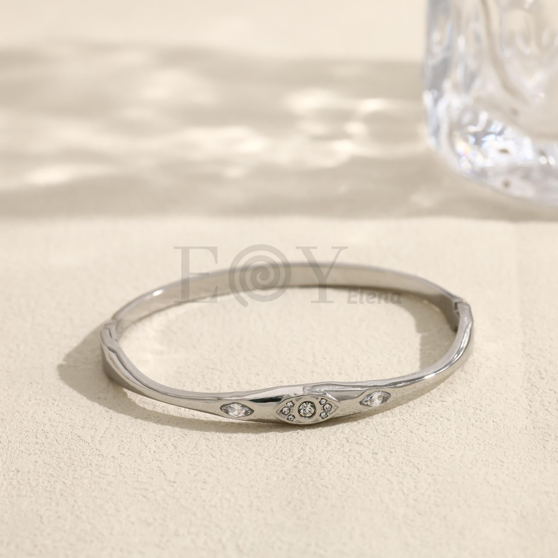 Brazalete con detalle central y piedras