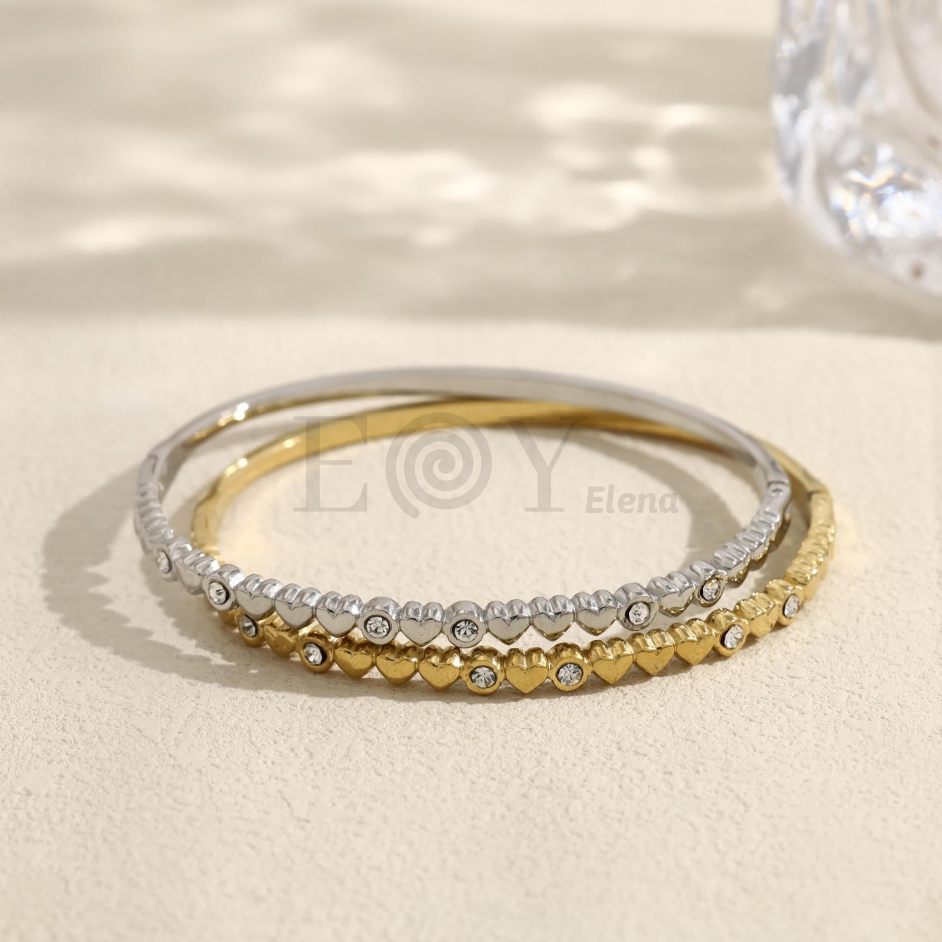 Brazalete con corazones y piedras