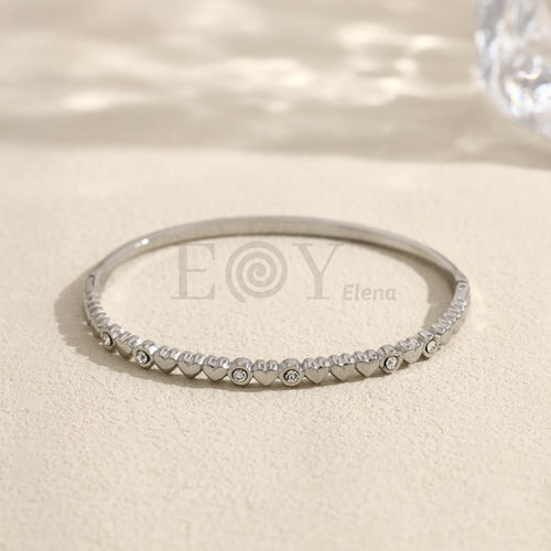 Brazalete con corazones y piedras