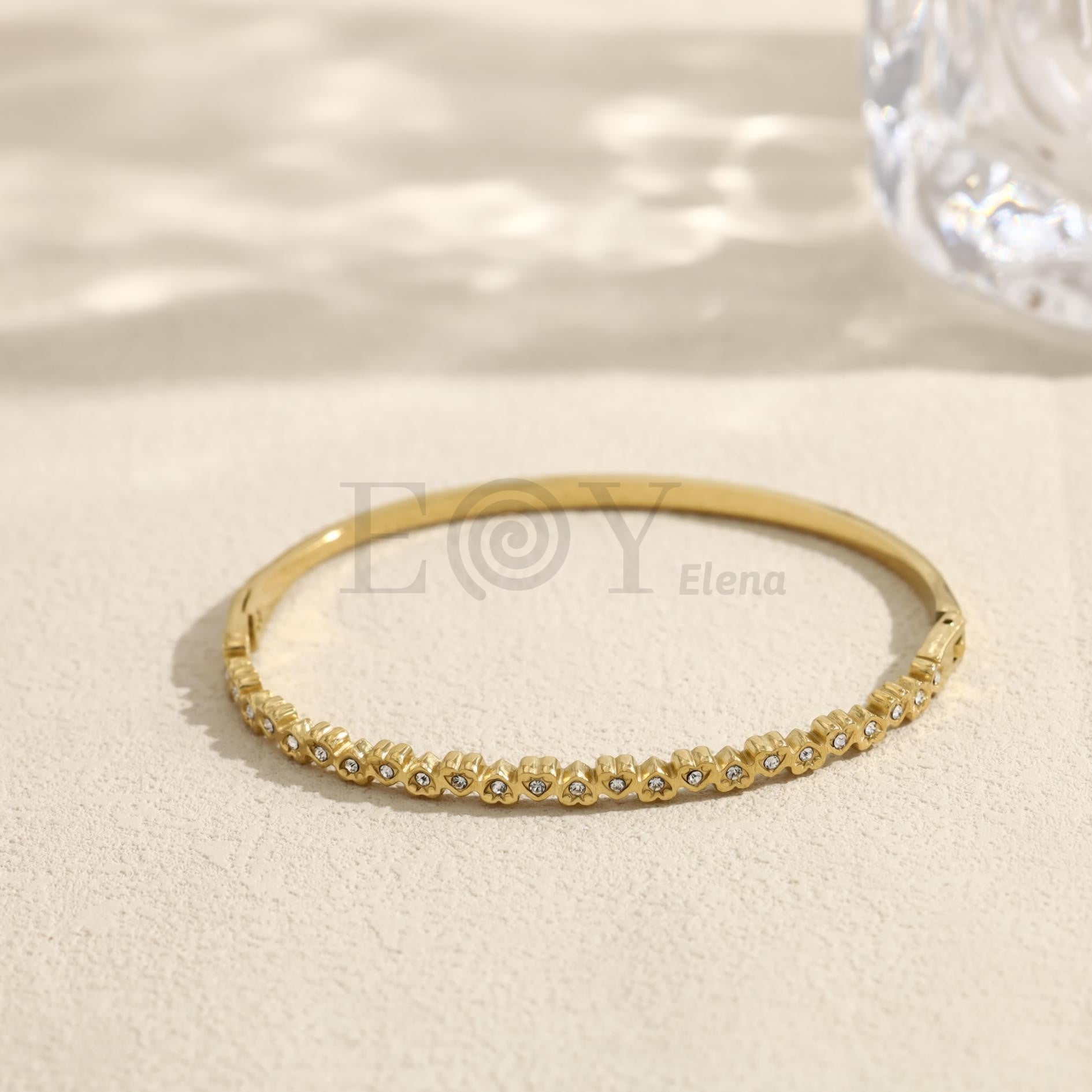Brazalete con corazones con piedras
