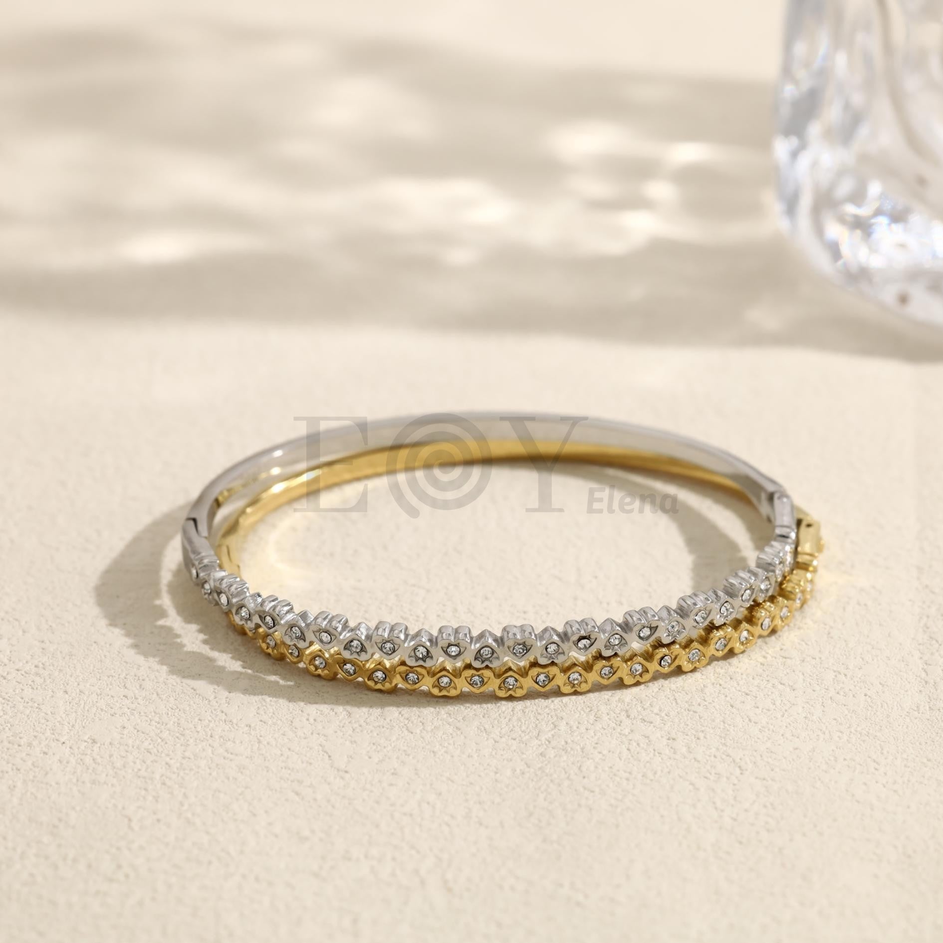 Brazalete con corazones con piedras