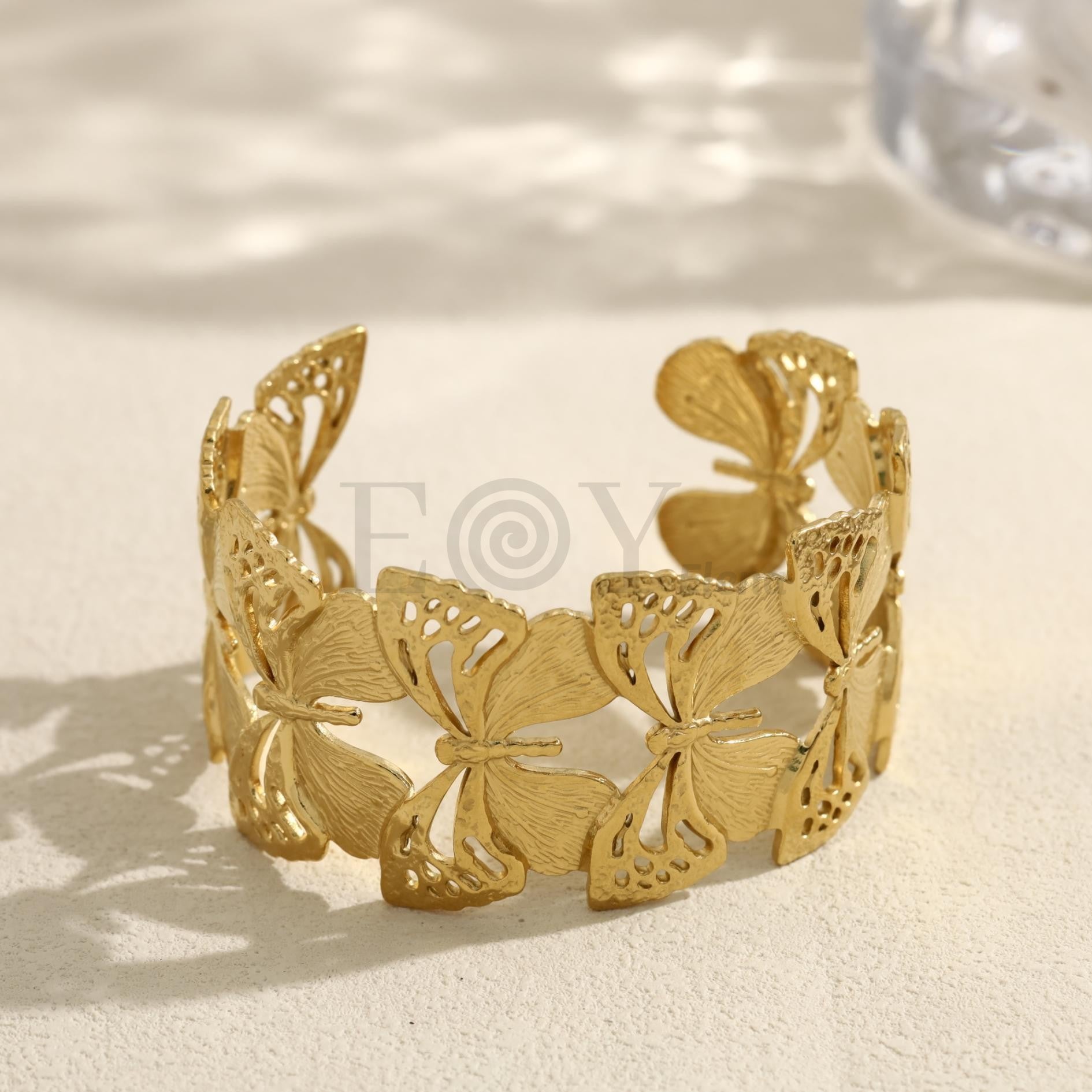Brazalete abierto con mariposas caladas
