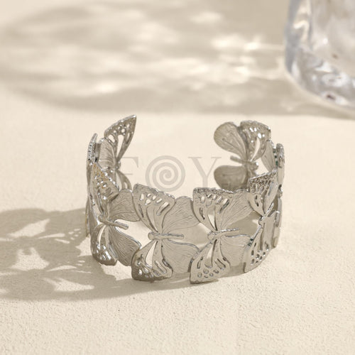 Brazalete abierto con mariposas caladas