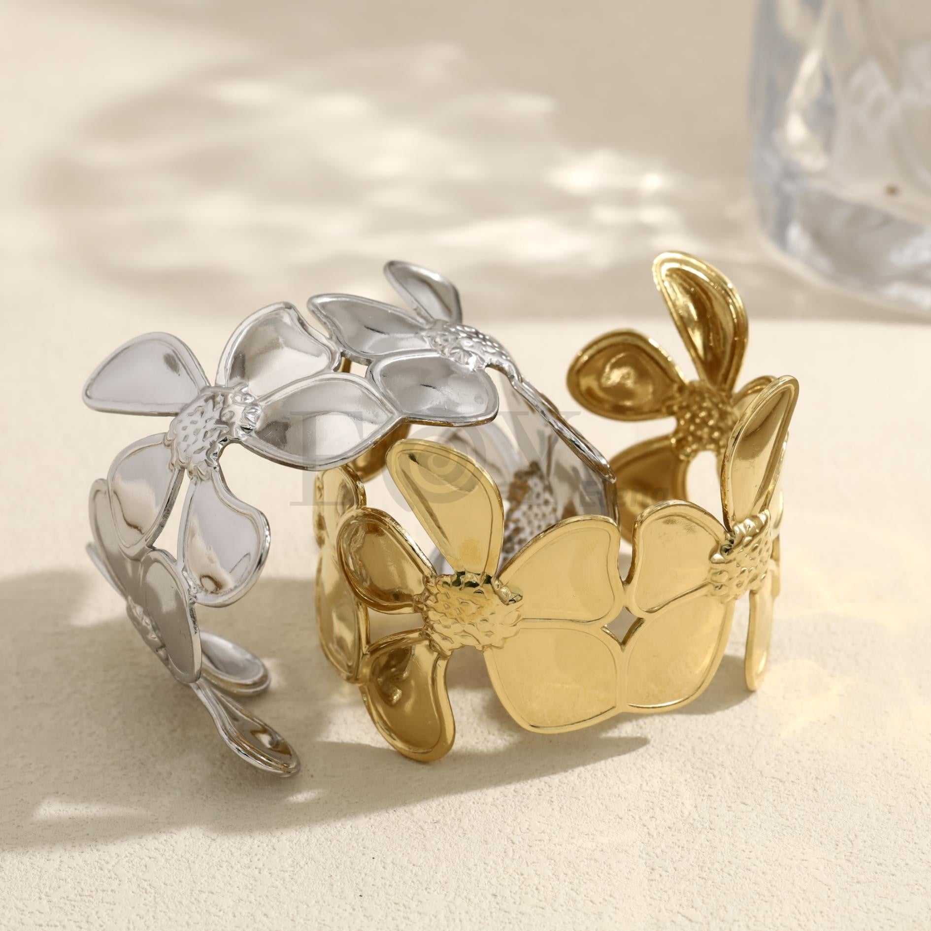Brazalete abierto con flores grandes