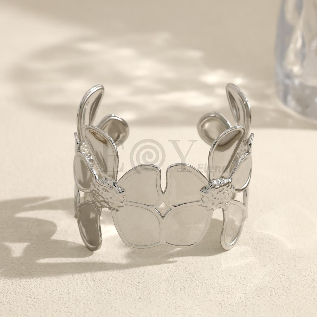 Brazalete abierto con flores grandes