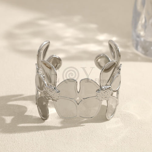 Brazalete abierto con flores grandes