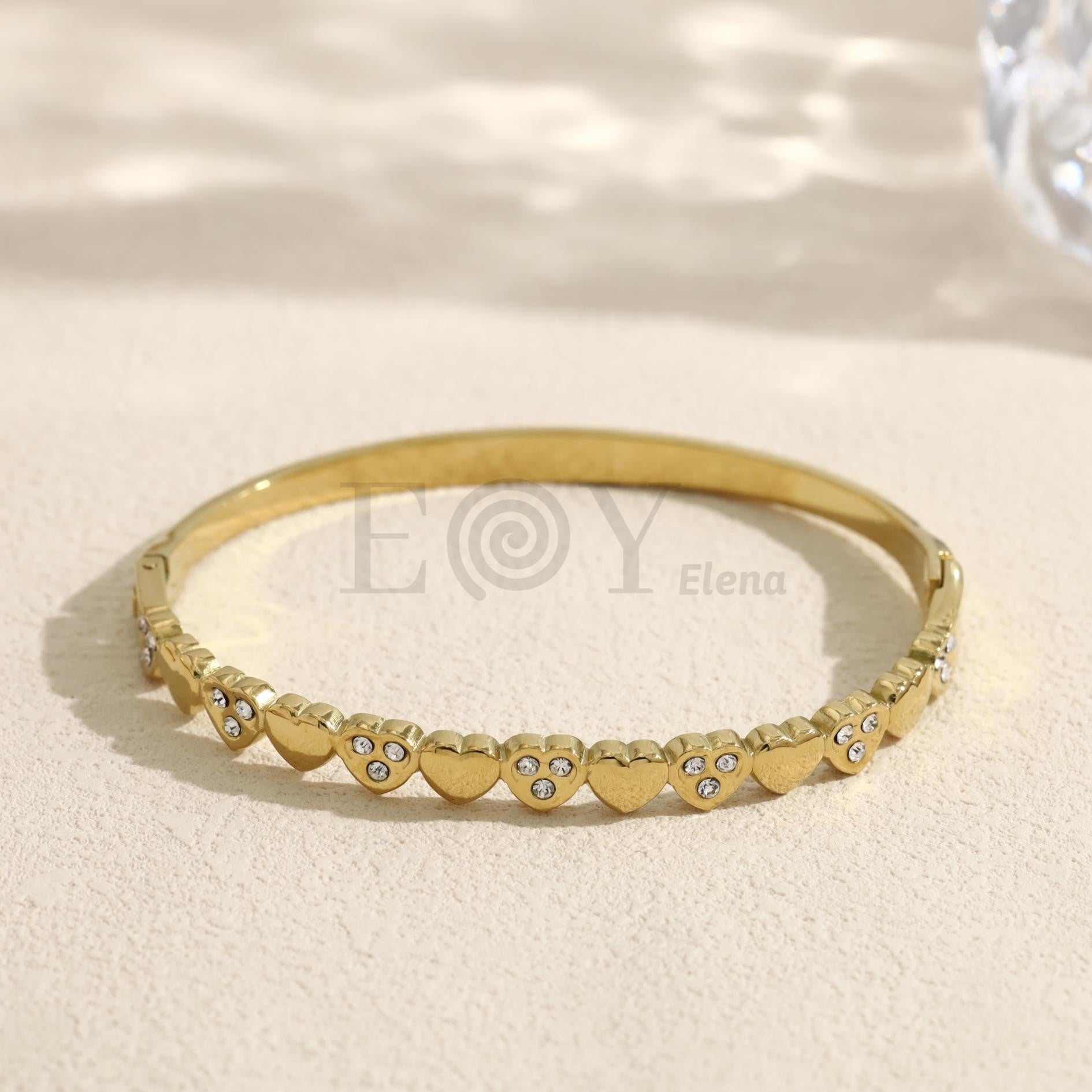 Brazalete con corazones y piedras