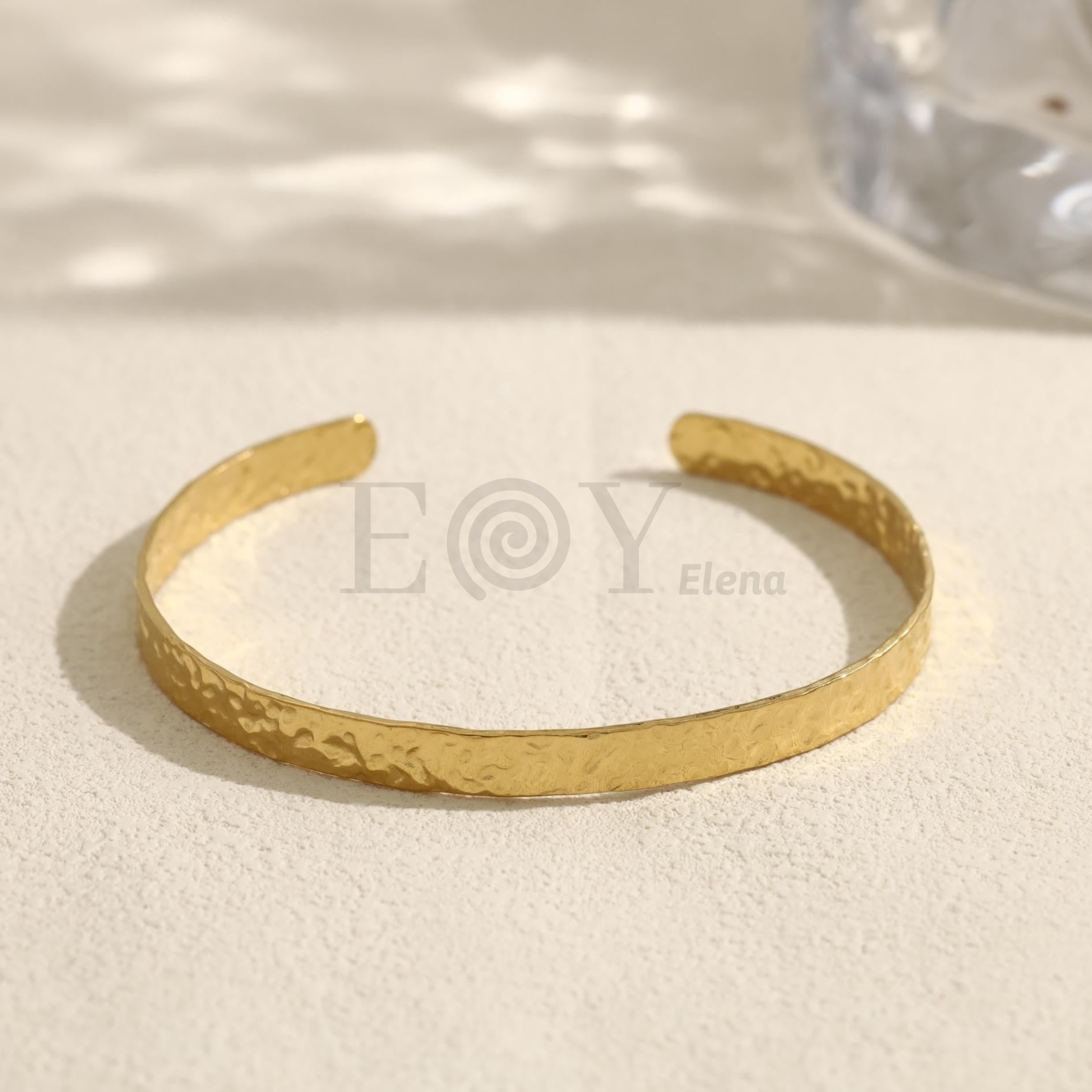Brazalete abierto de banda texturizada