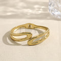 Brazalete abierto con diseño curvo