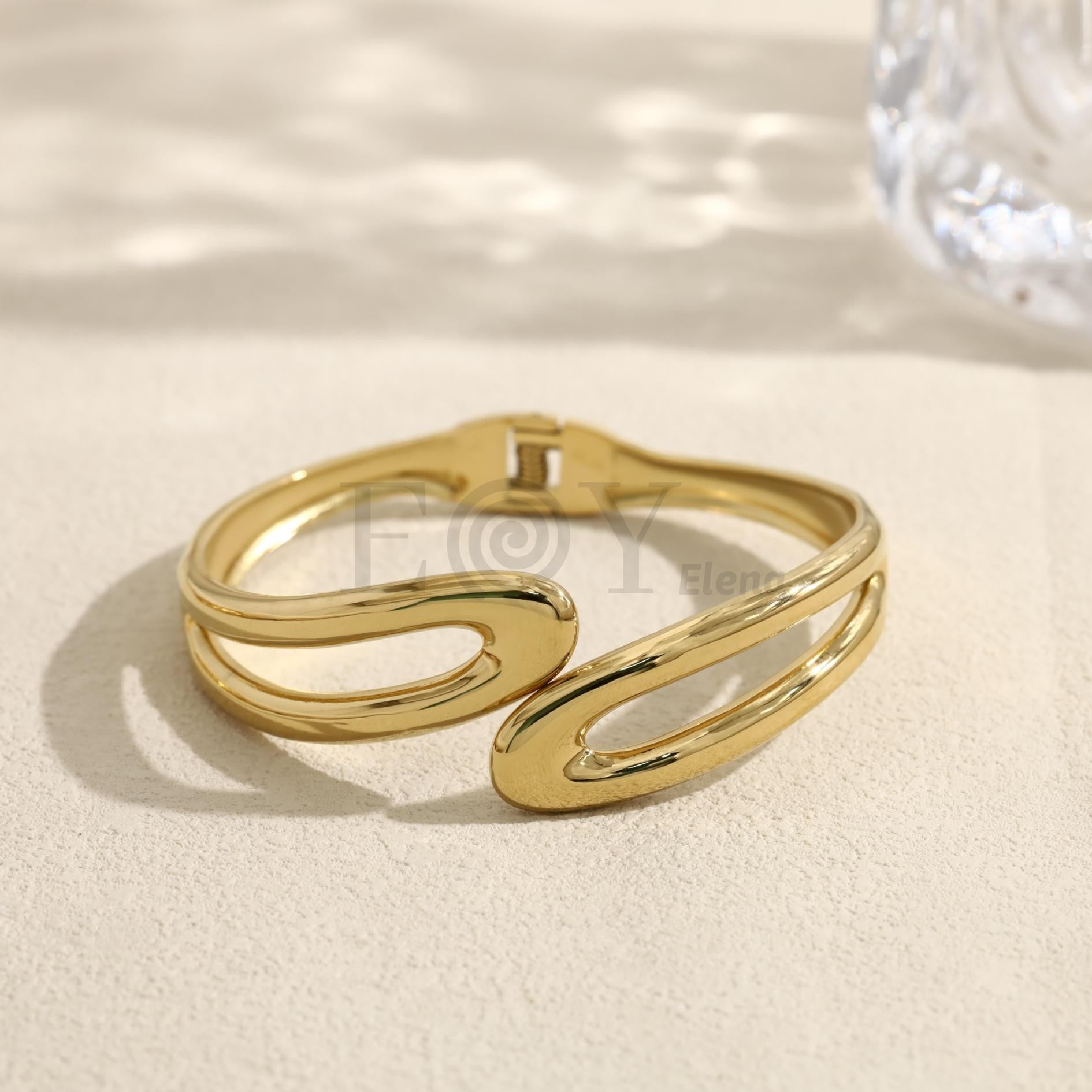 Brazalete abierto con diseño curvo