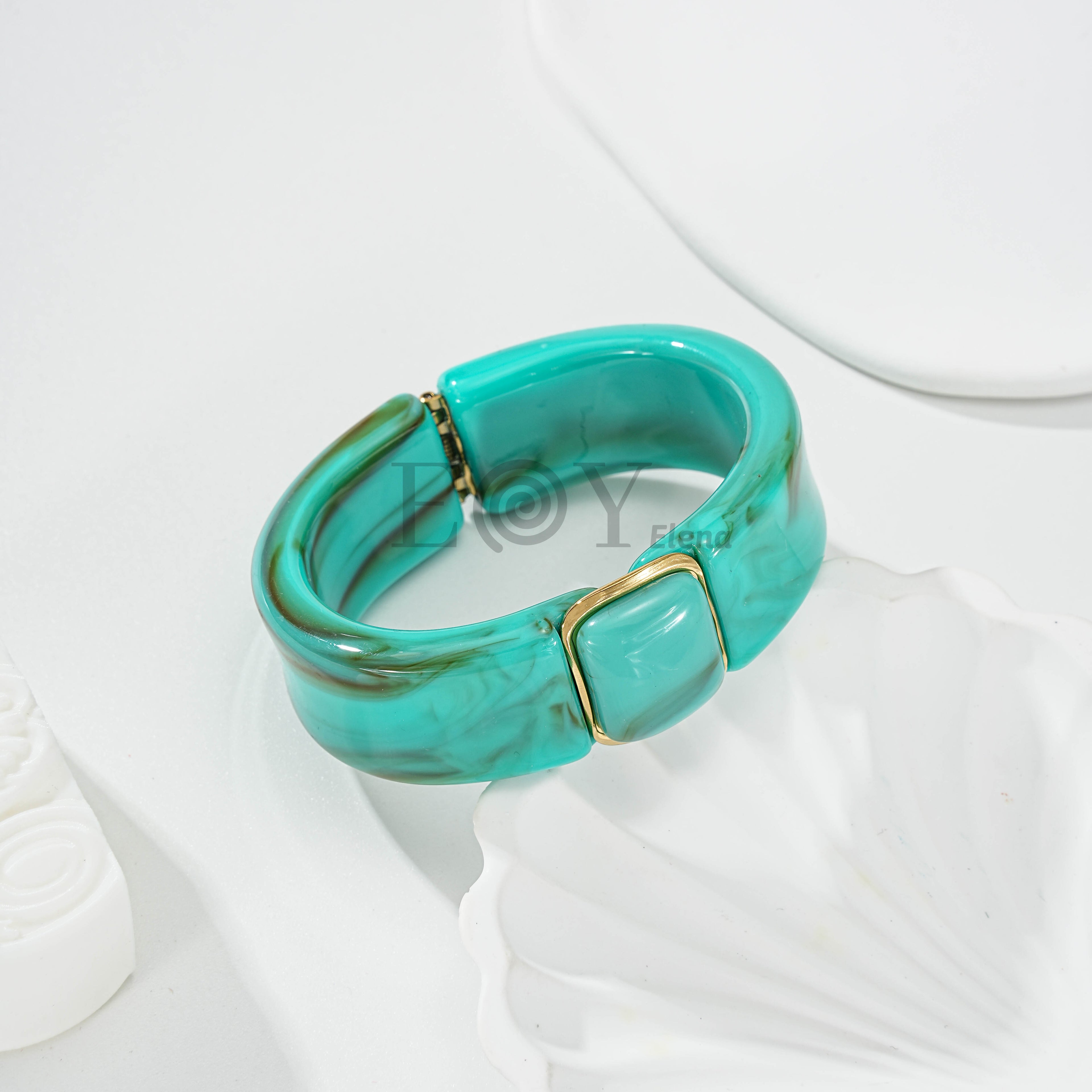 Brazalete resina con detalle metálico