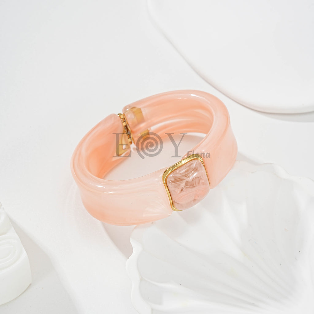 Brazalete resina con detalle metálico