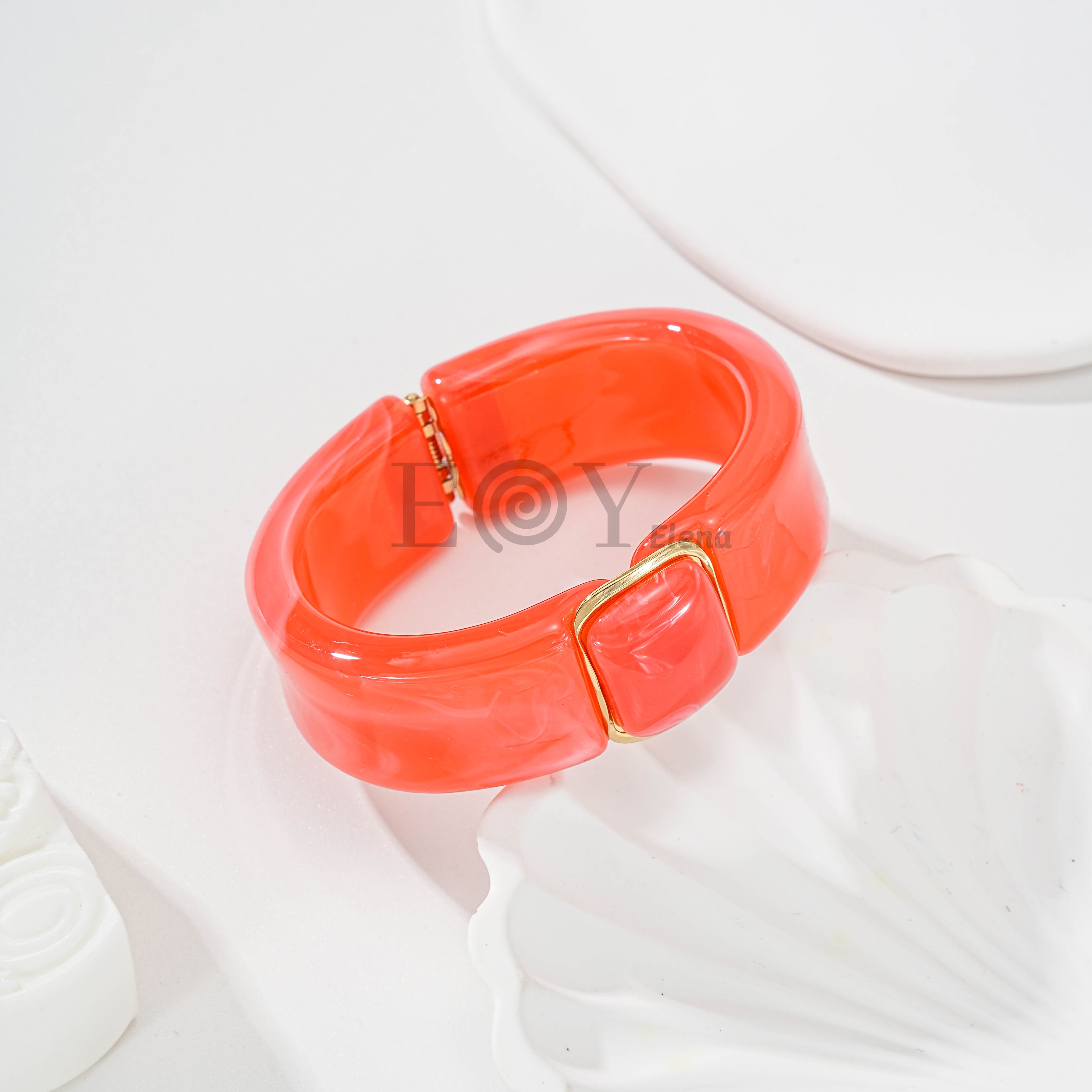 Brazalete resina con detalle metálico