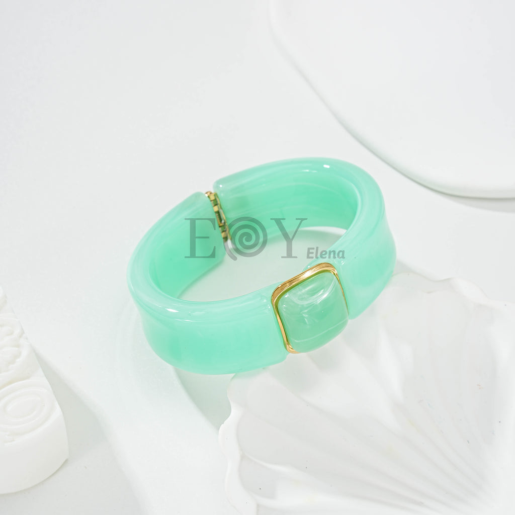 Brazalete resina con detalle metálico