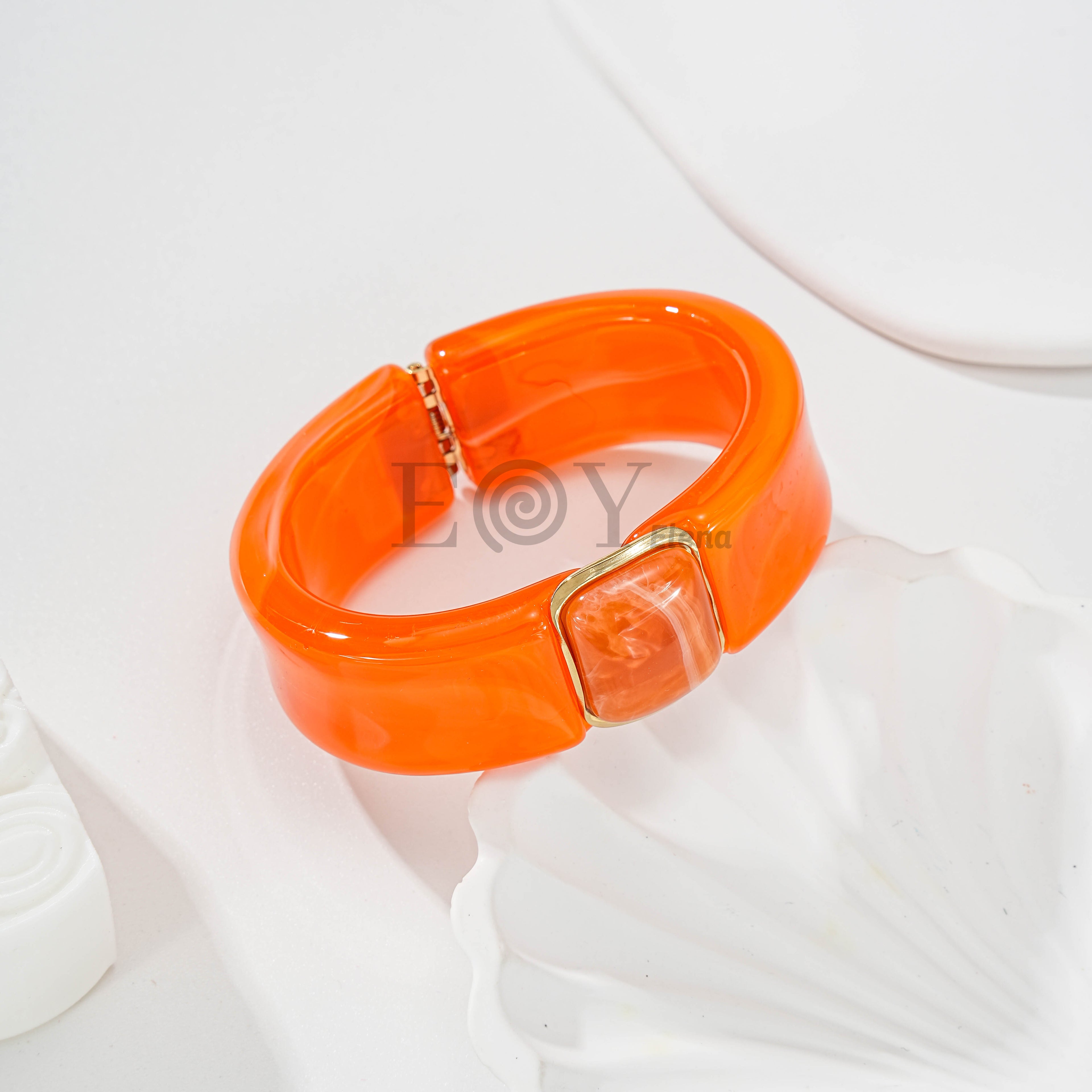 Brazalete resina con detalle metálico