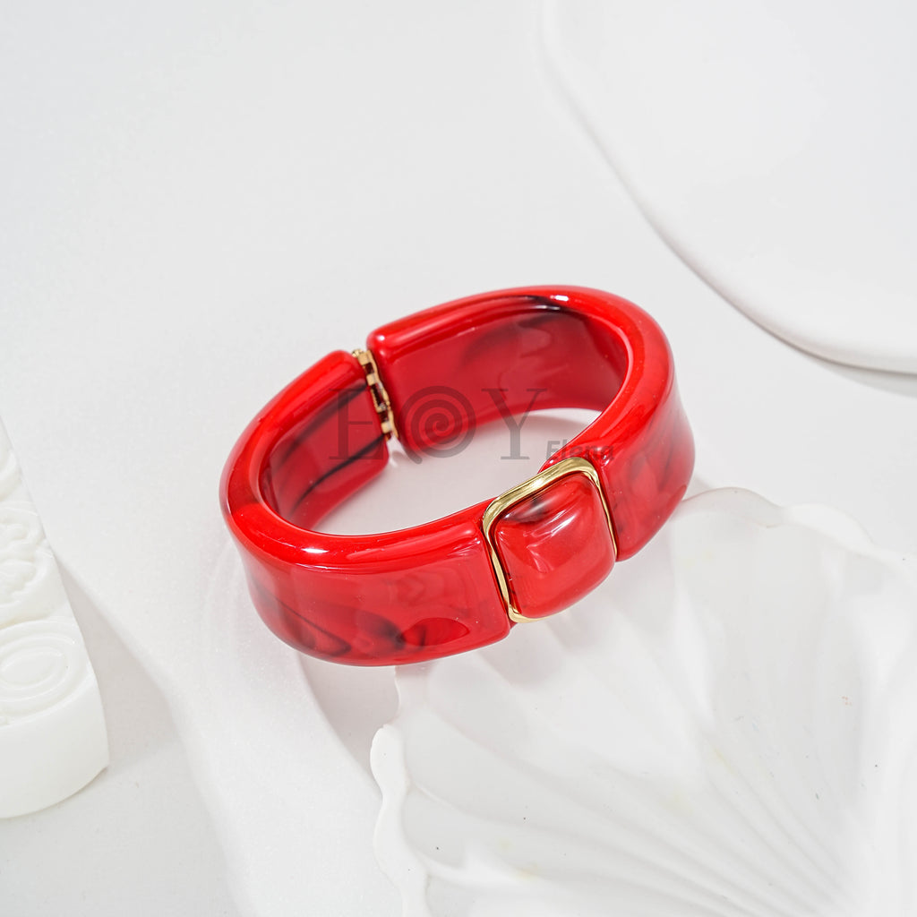 Brazalete resina con detalle metálico