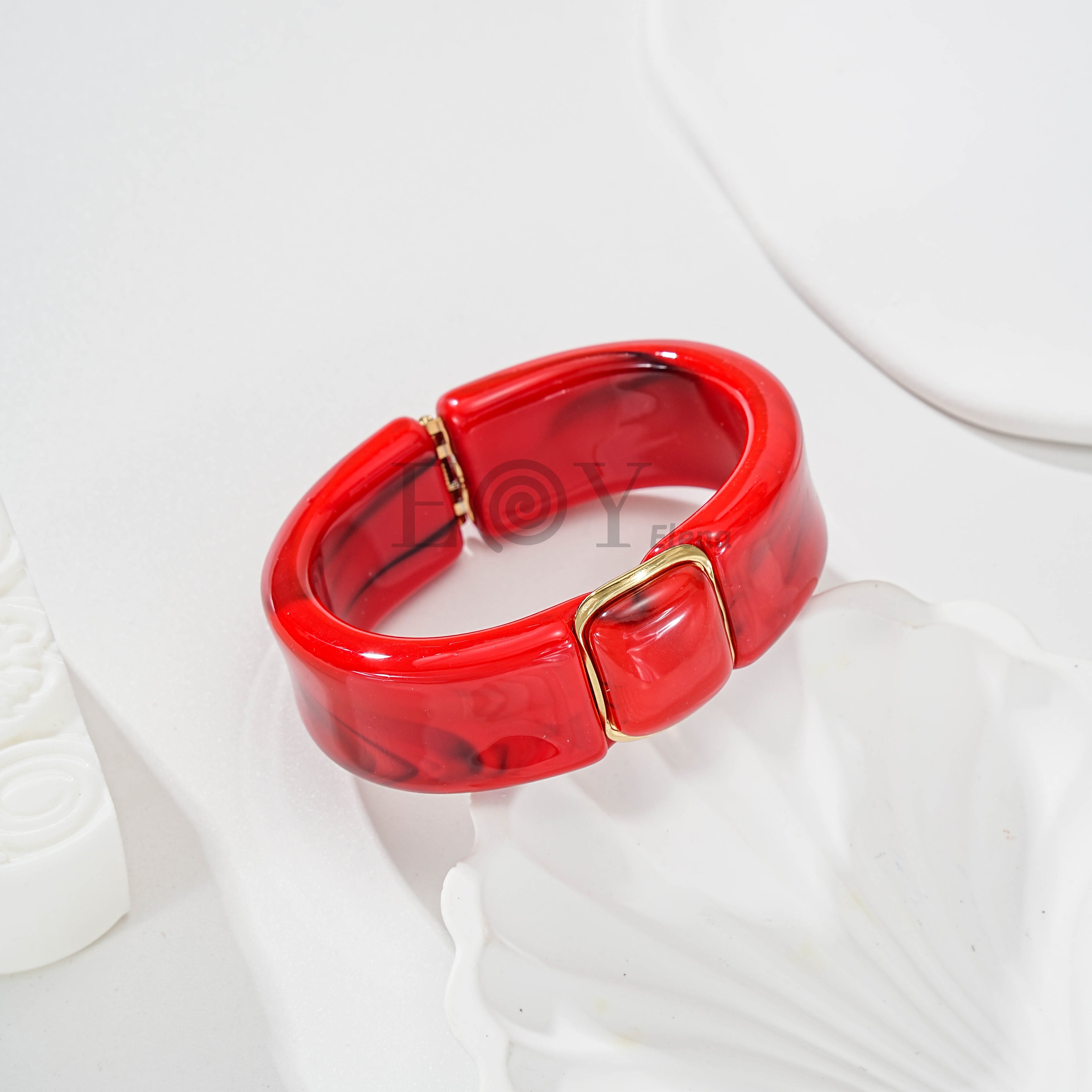 Brazalete resina con detalle metálico