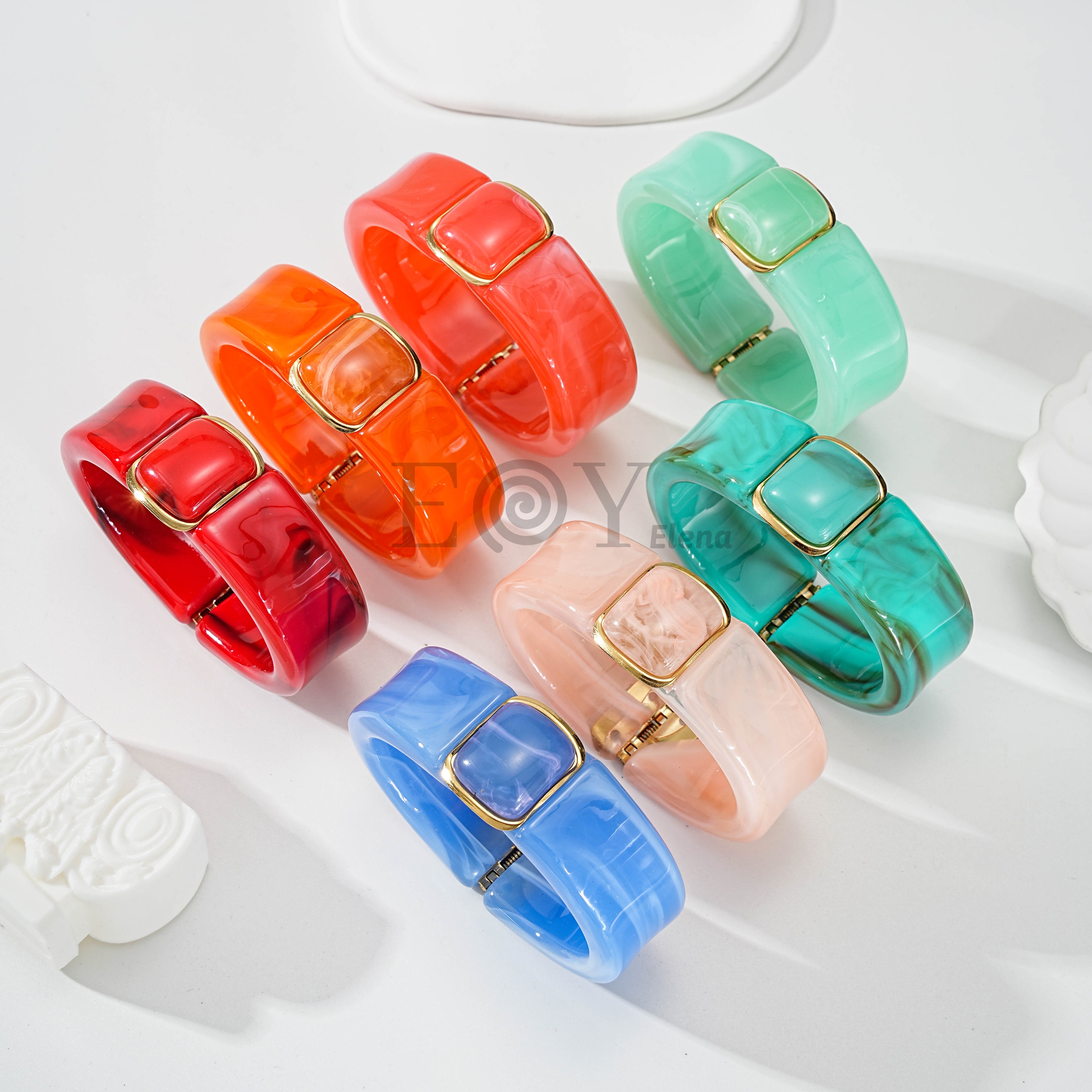 Brazalete resina con detalle metálico