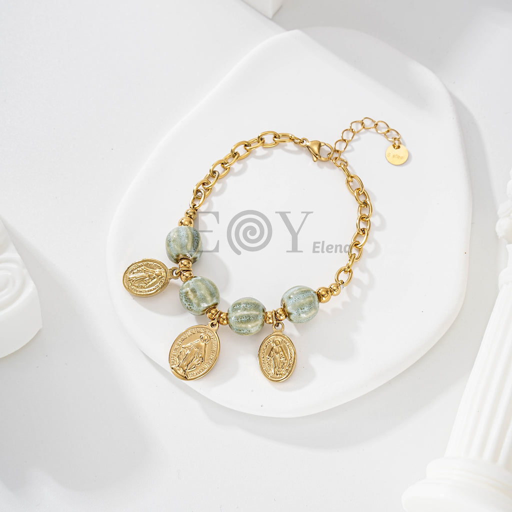 Pulsera de bolas y charms de vírgenes