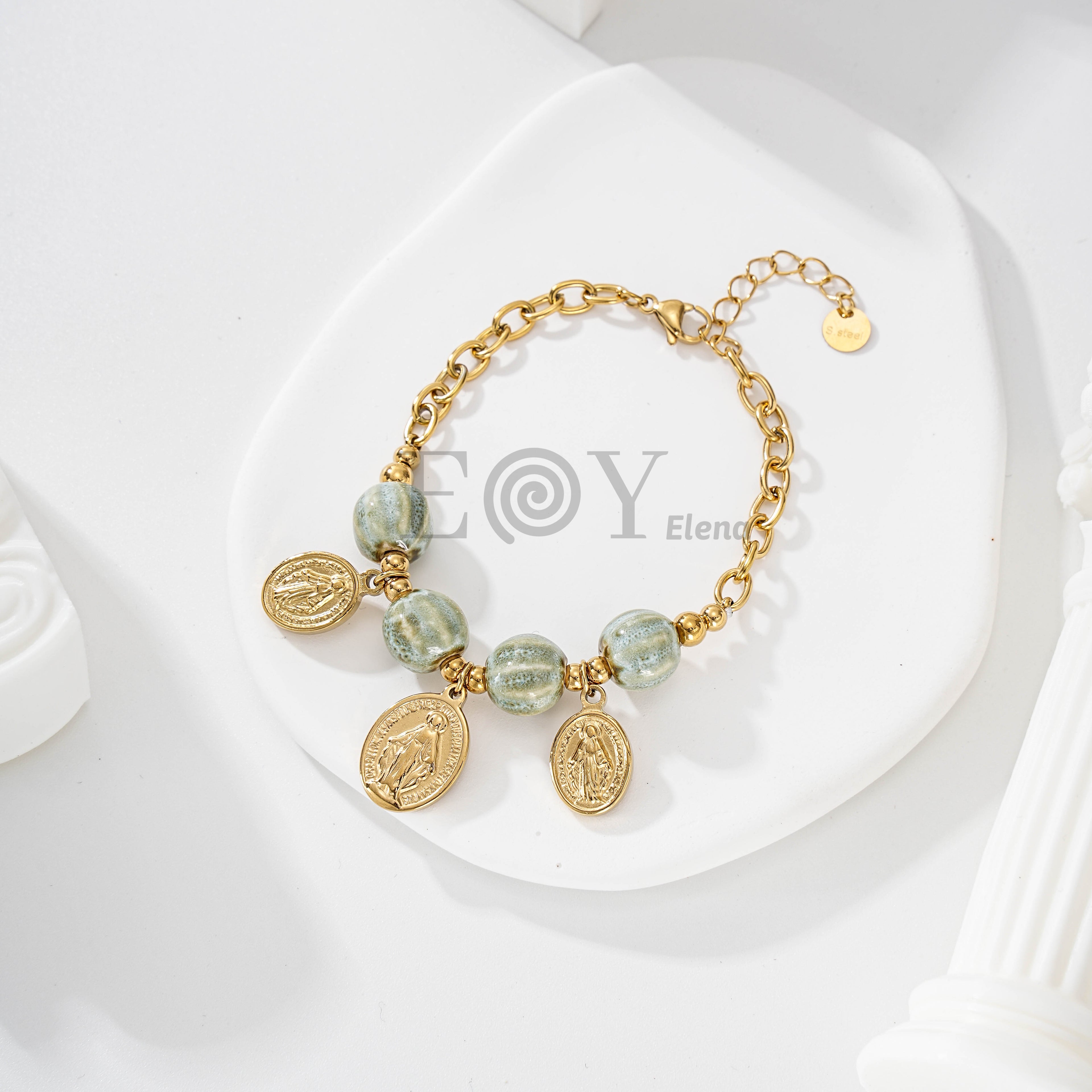 Pulsera de bolas y charms de vírgenes