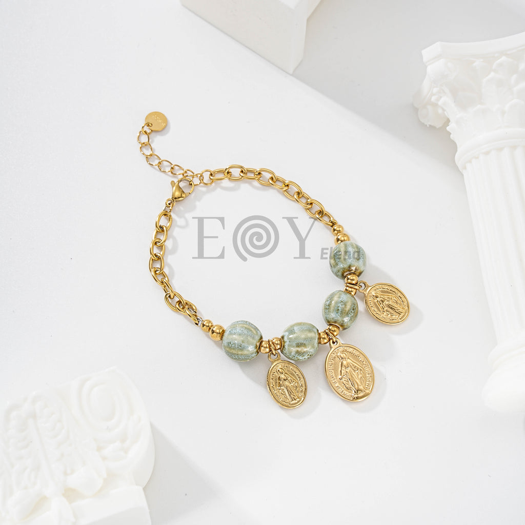 Pulsera de bolas y charms de vírgenes