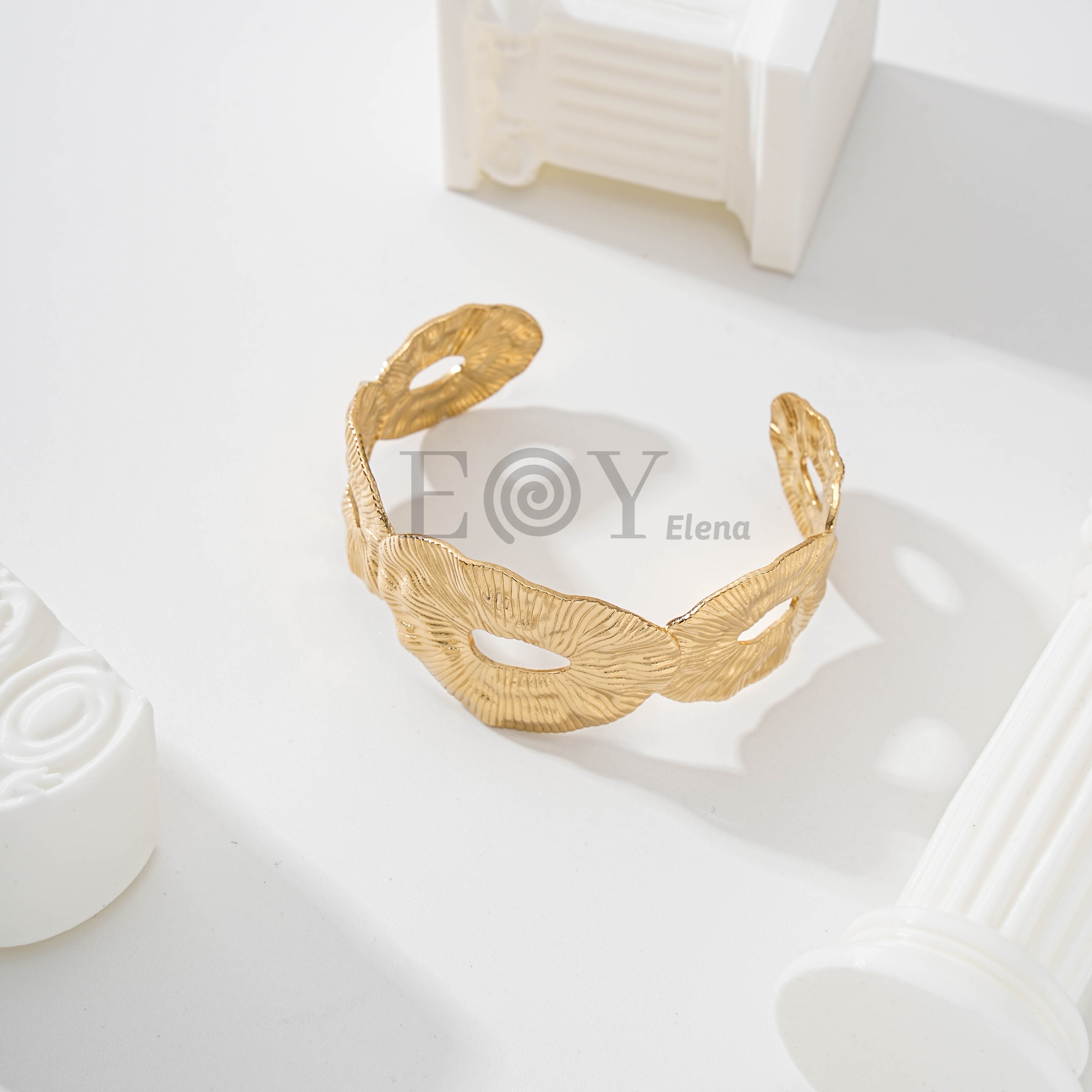 Brazalete con óvalos texturizados