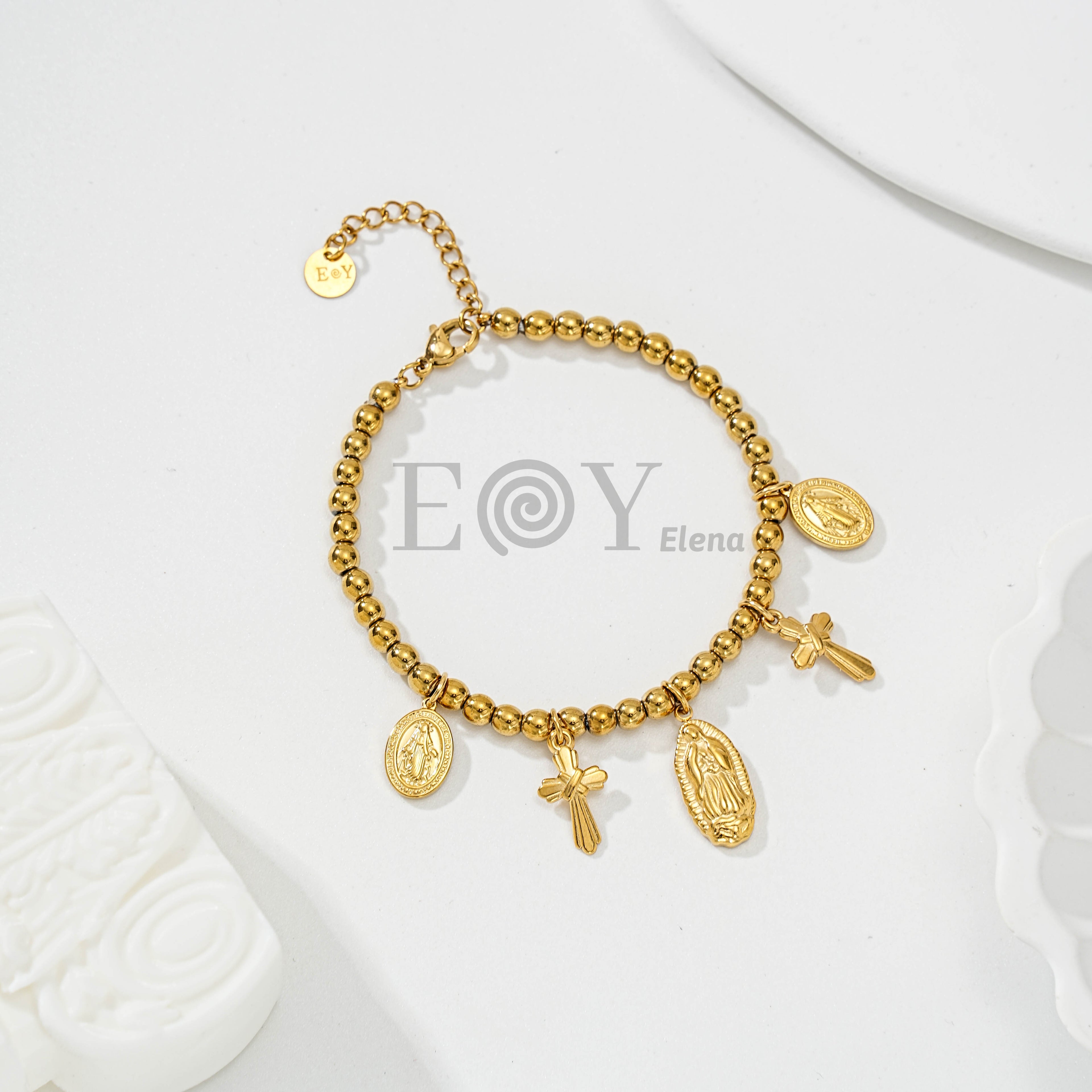Pulseras con medallas de vírgenes y cruces