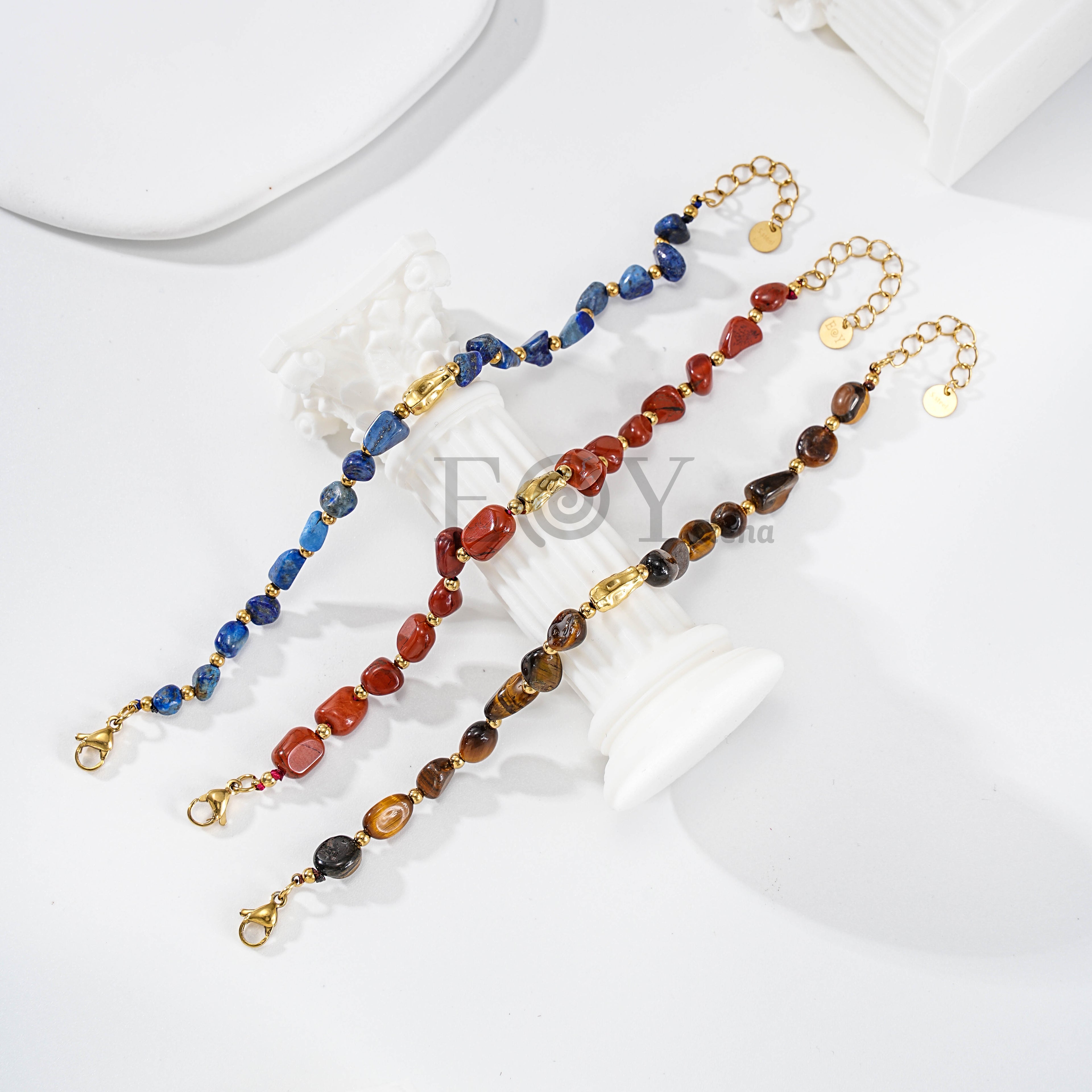 Pulseras de piedras con detalle dorado central