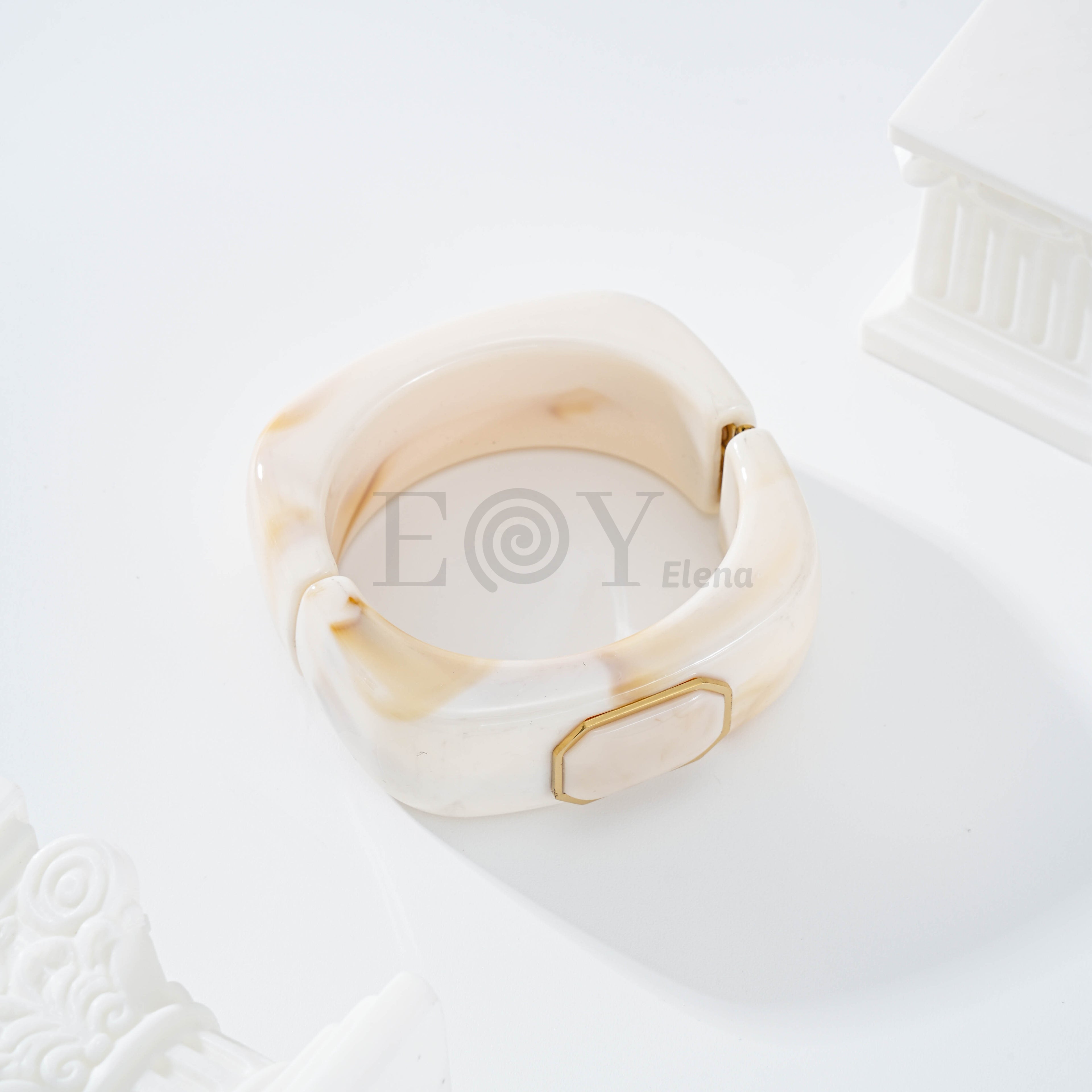 Brazalete color con detalle cuadrado central
