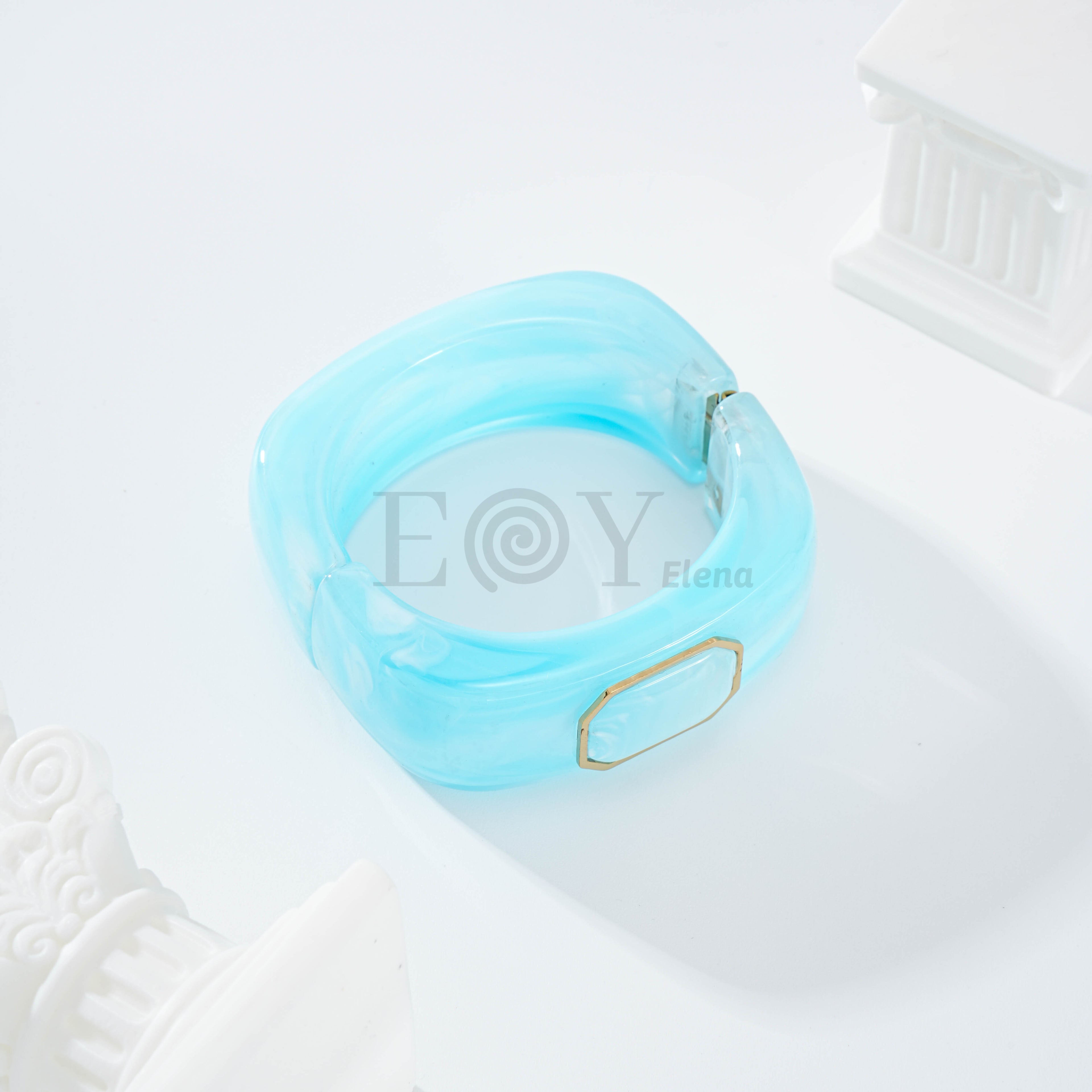 Brazalete color con detalle cuadrado central