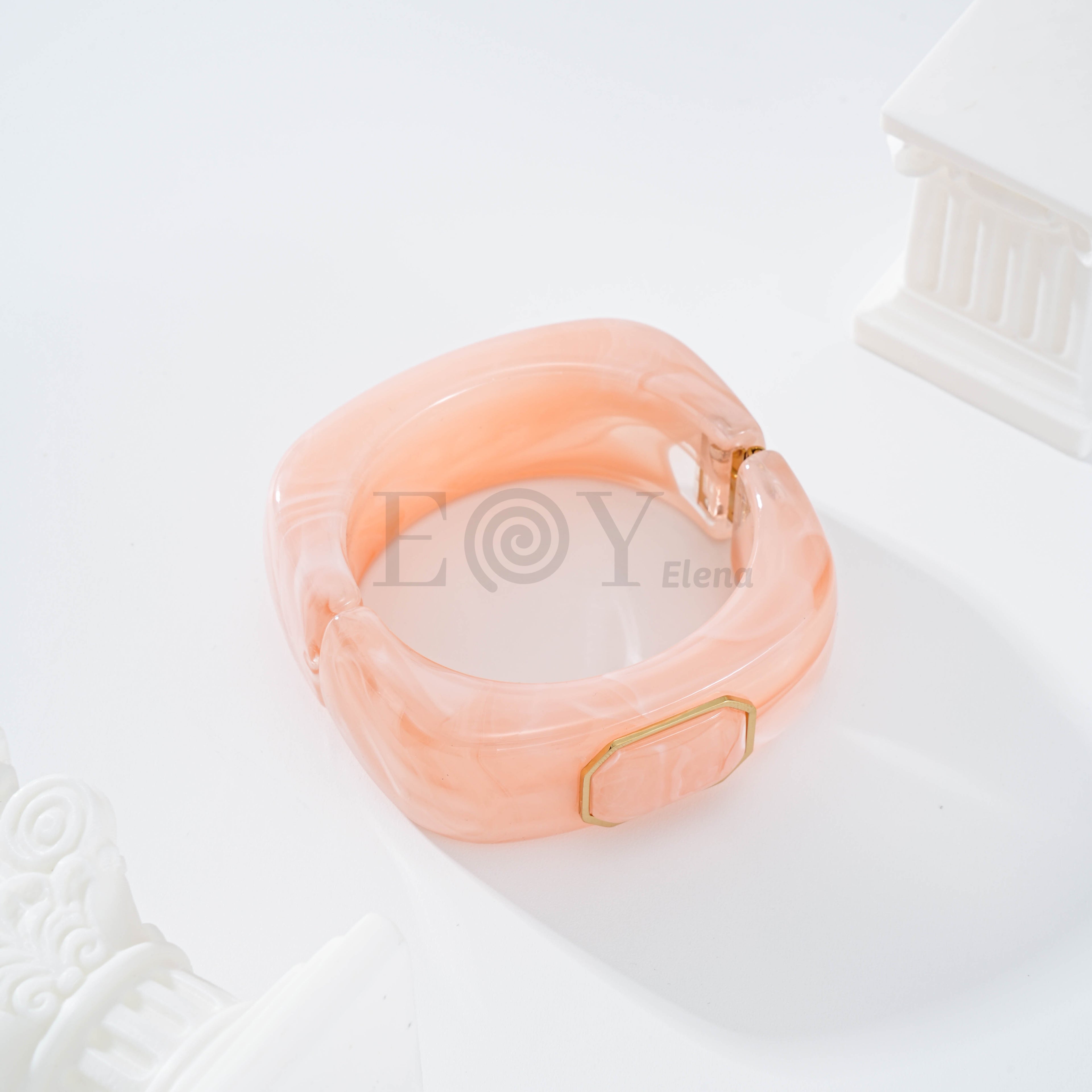 Brazalete color con detalle cuadrado central