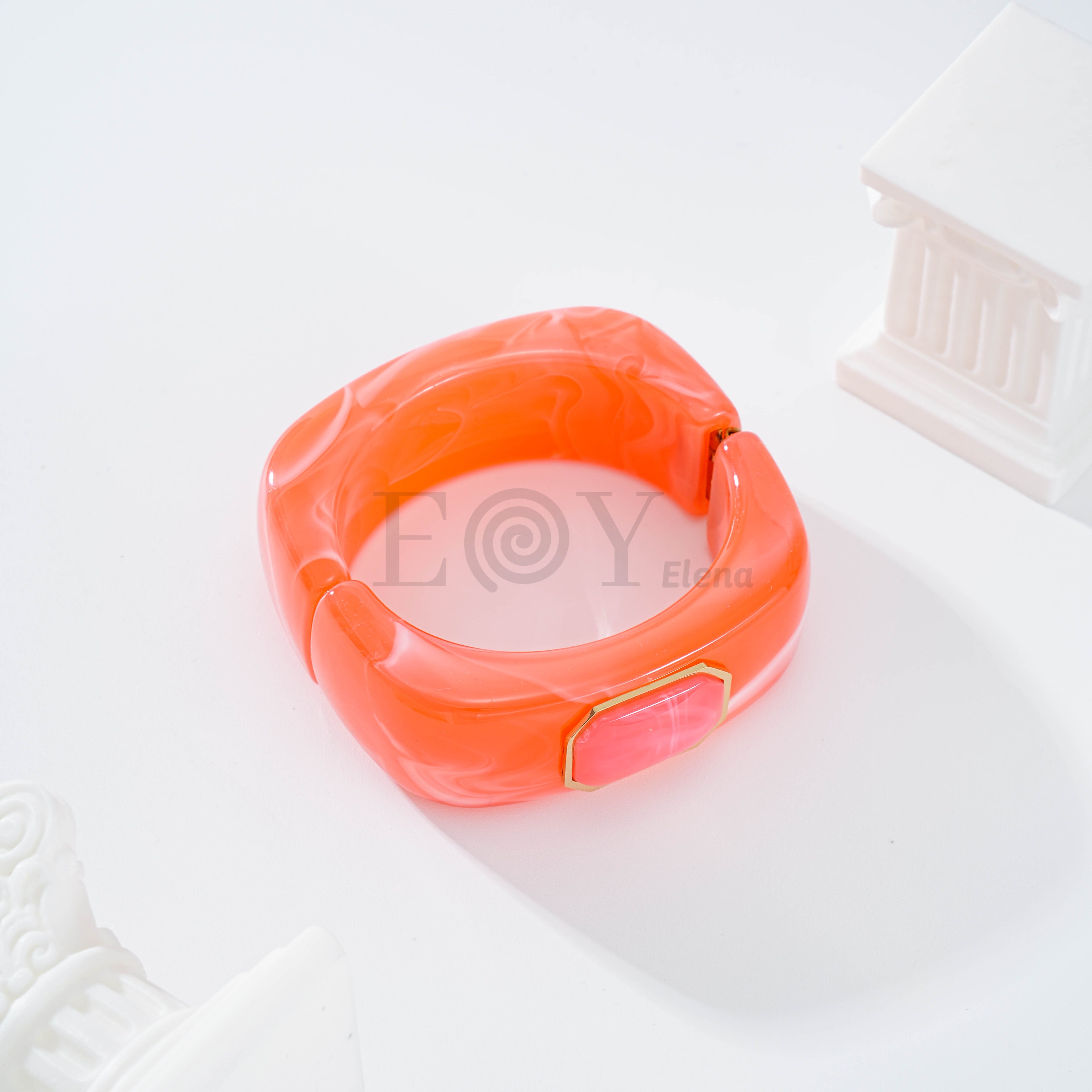 Brazalete color con detalle cuadrado central