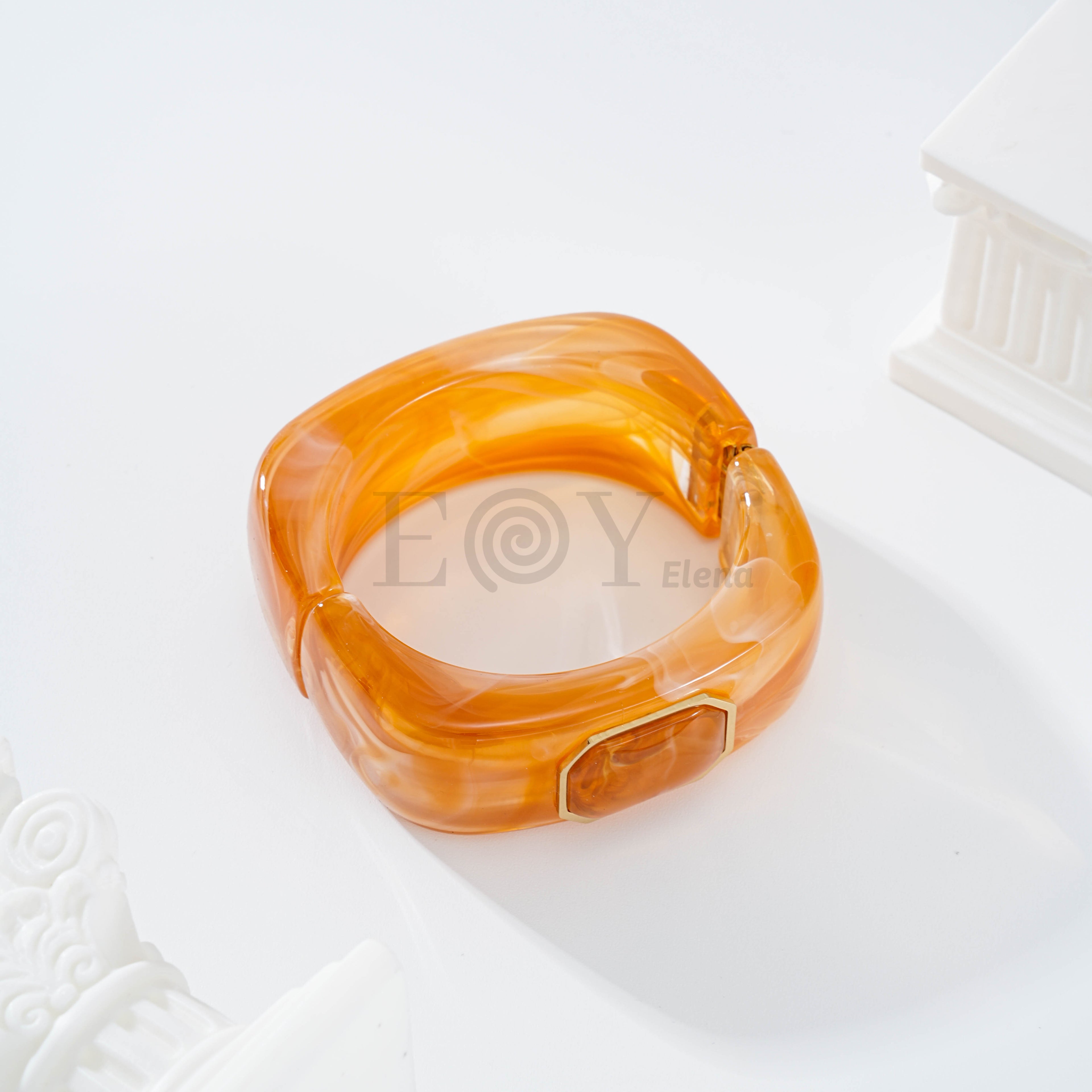 Brazalete color con detalle cuadrado central