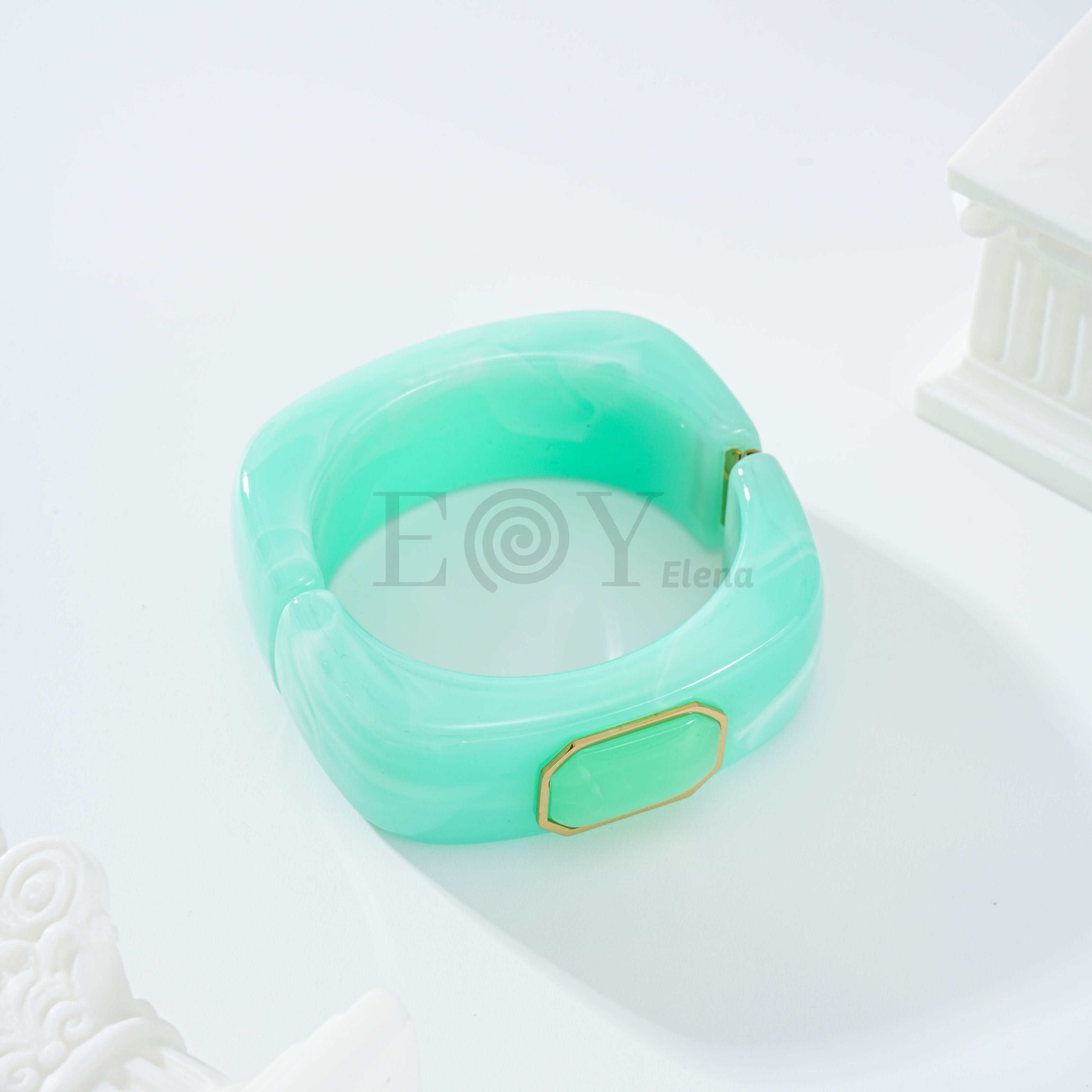 Brazalete color con detalle cuadrado central
