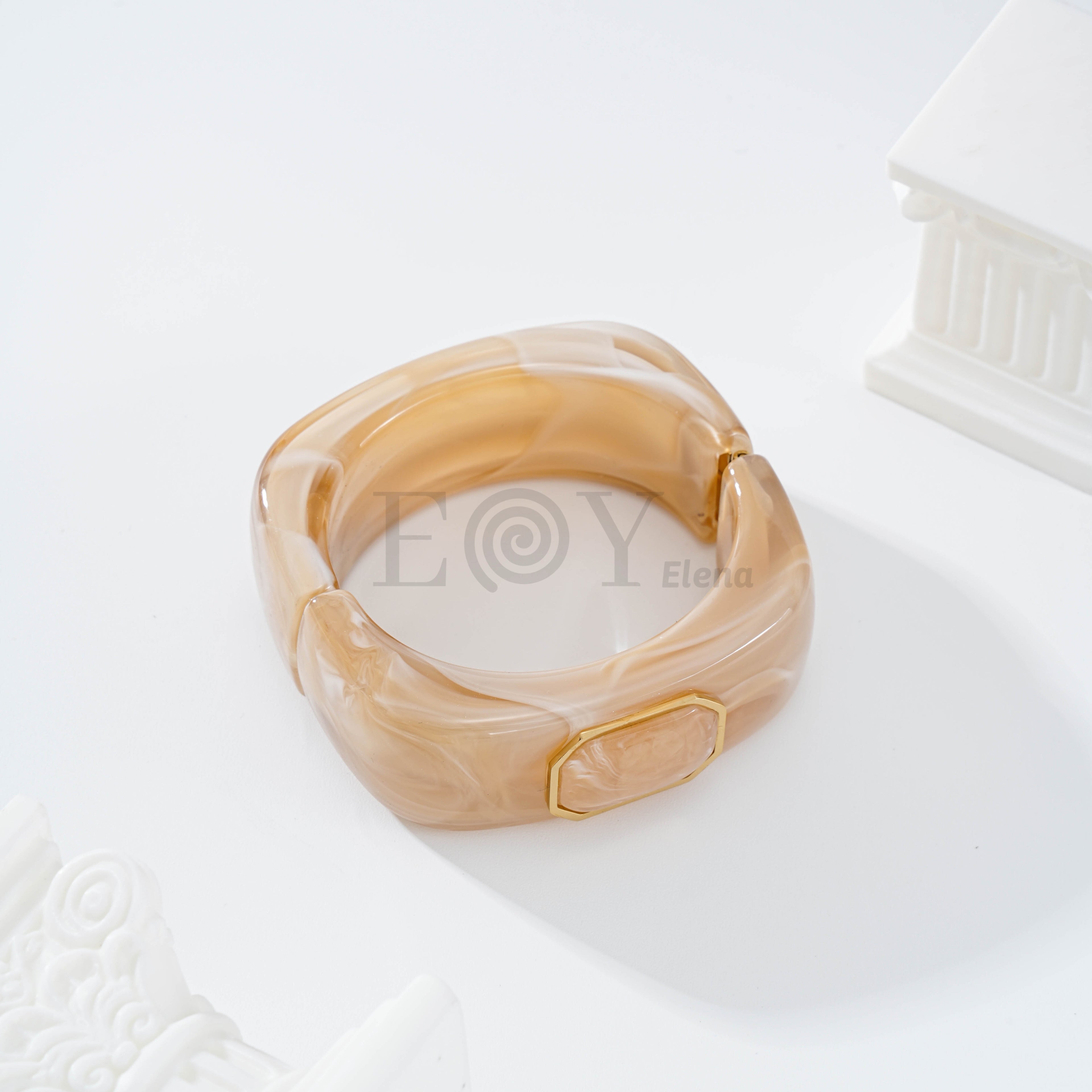 Brazalete color con detalle cuadrado central