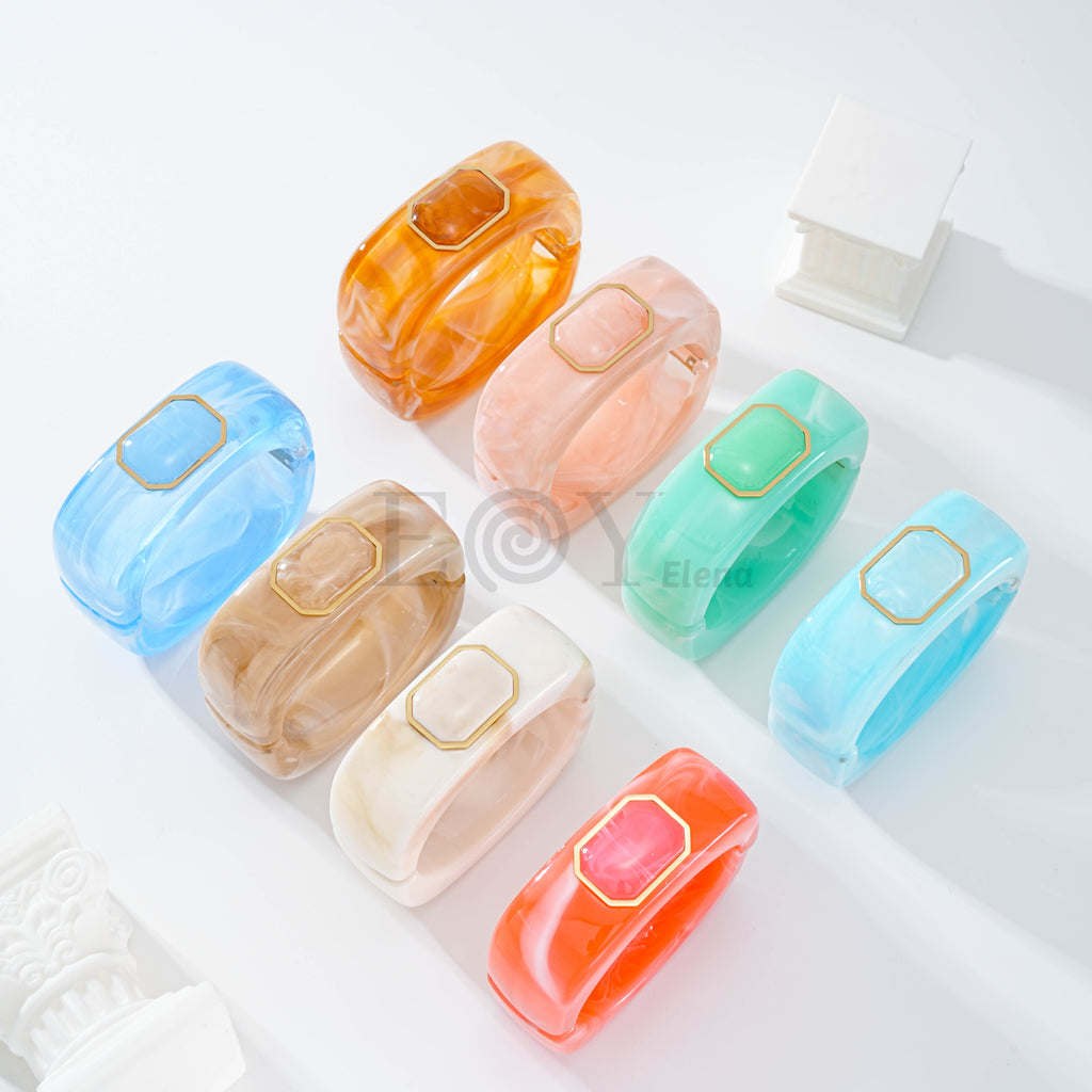 Brazalete color con detalle cuadrado central