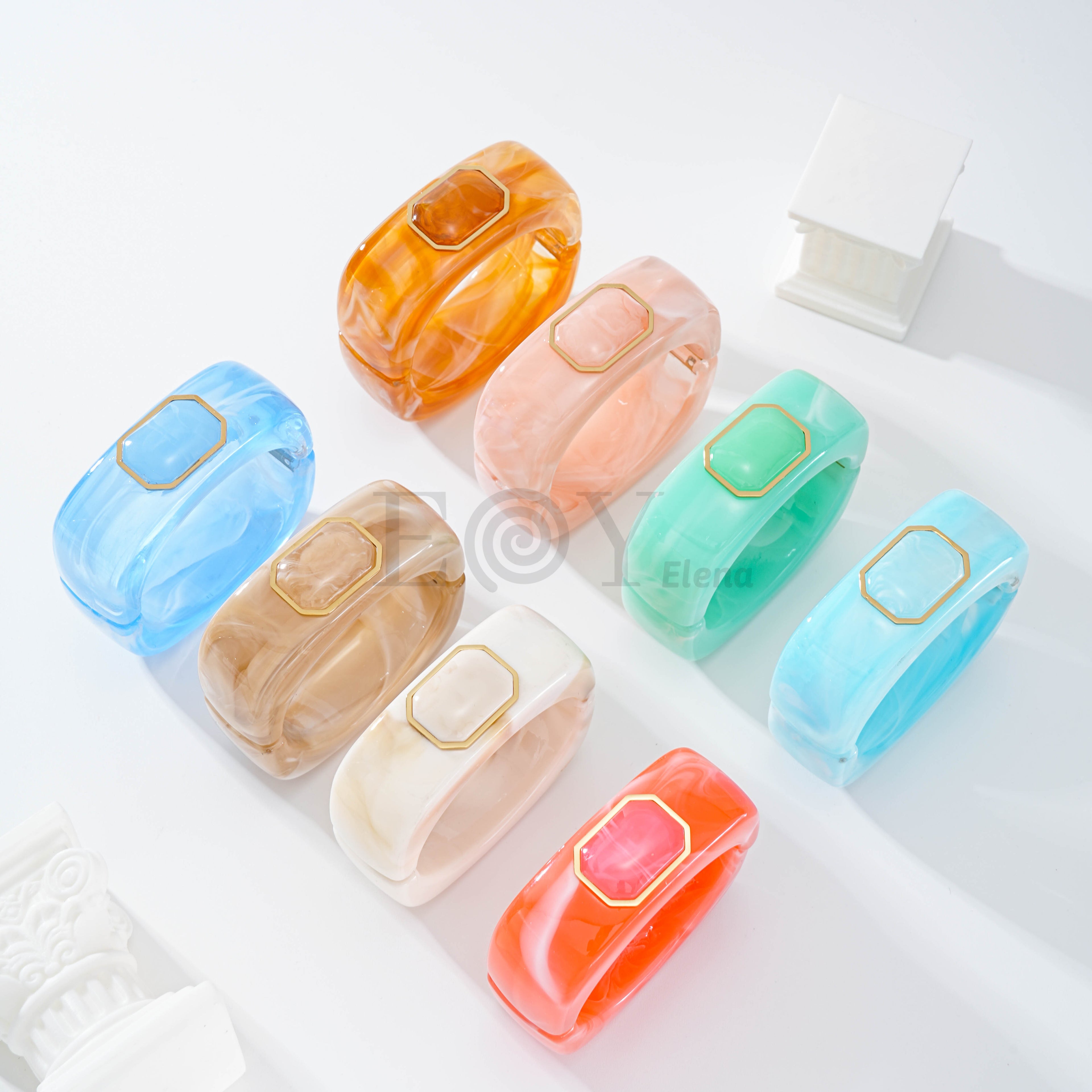 Brazalete color con detalle cuadrado central