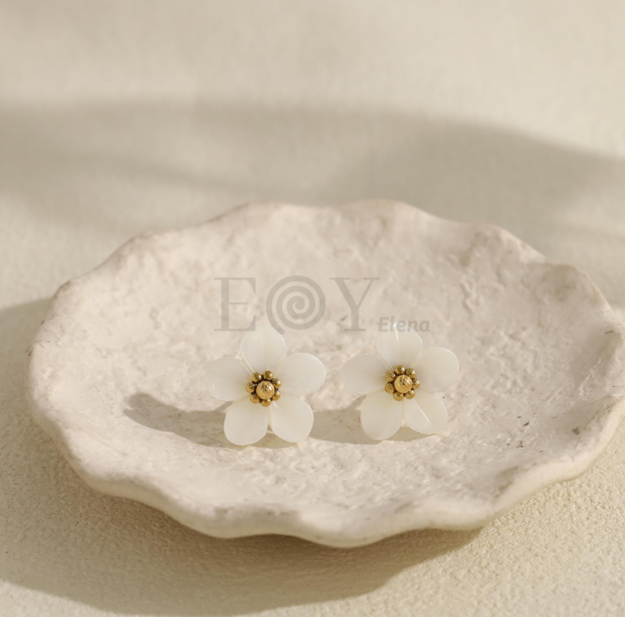 Pendientes flor blanca