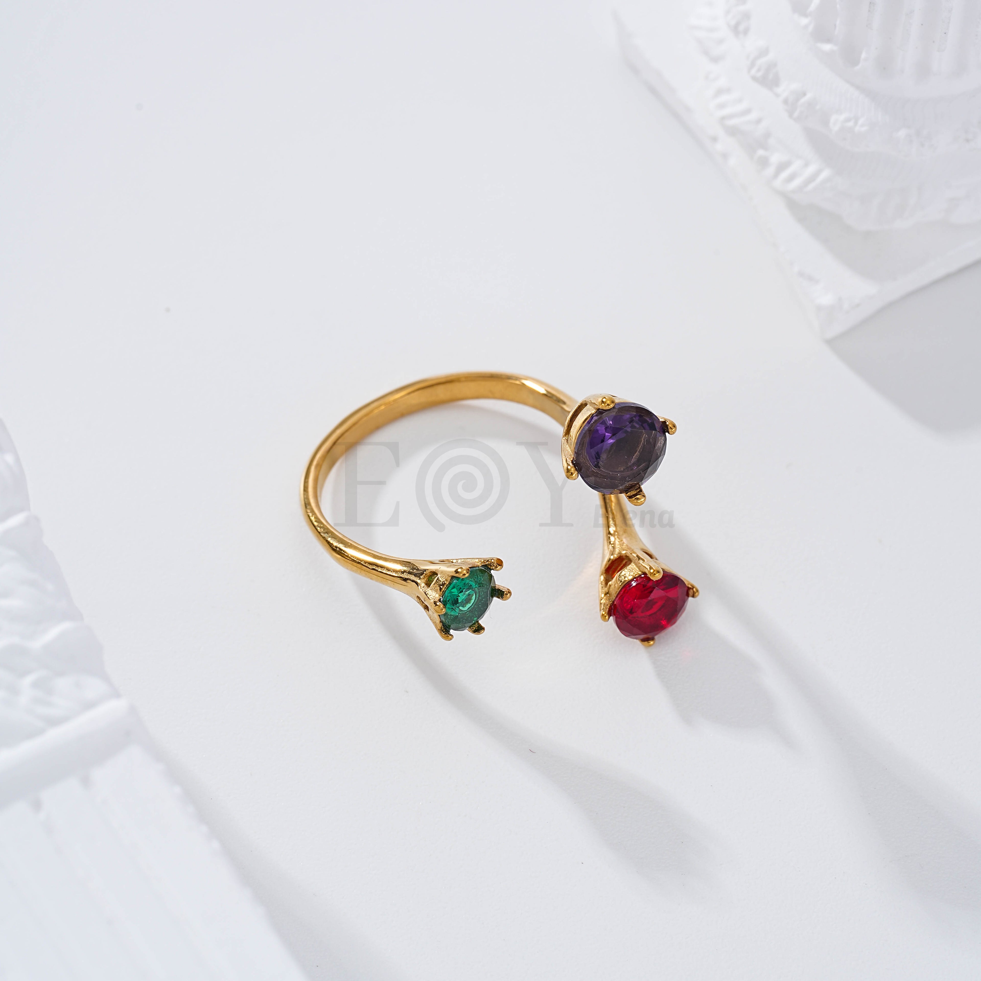 Anillo con piedras tres colores