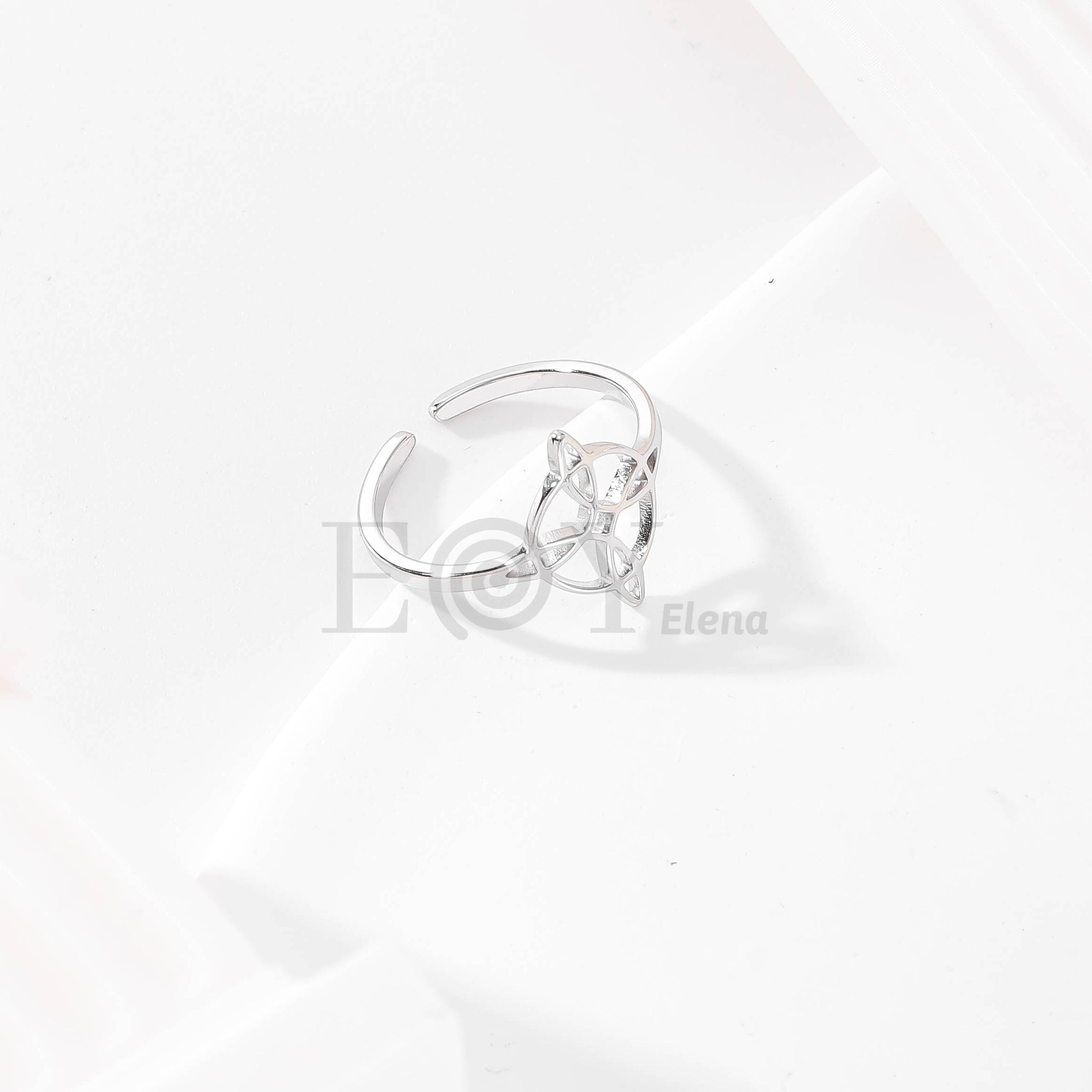Anillo ajustable con nudo de bruja