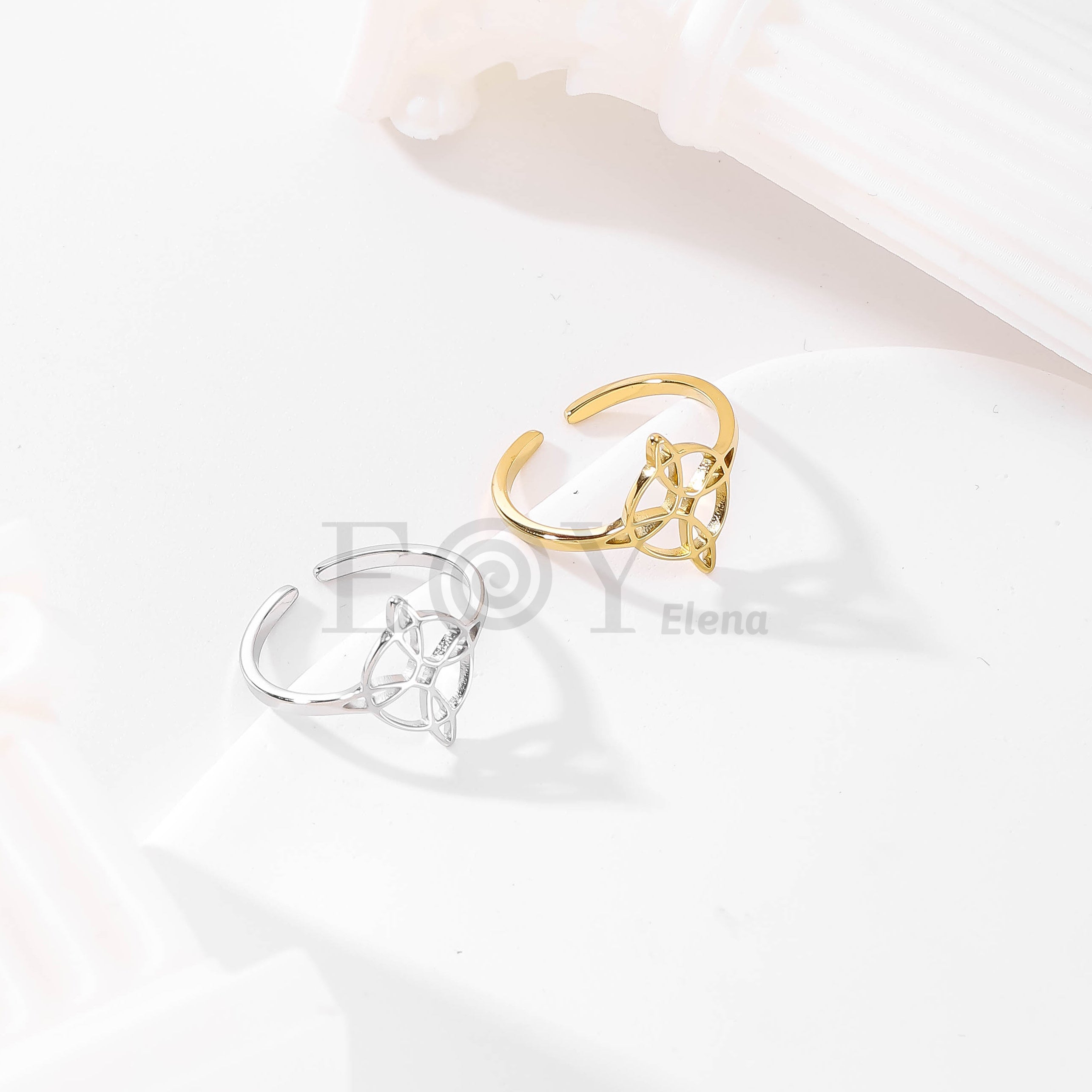 Anillo ajustable con nudo de bruja