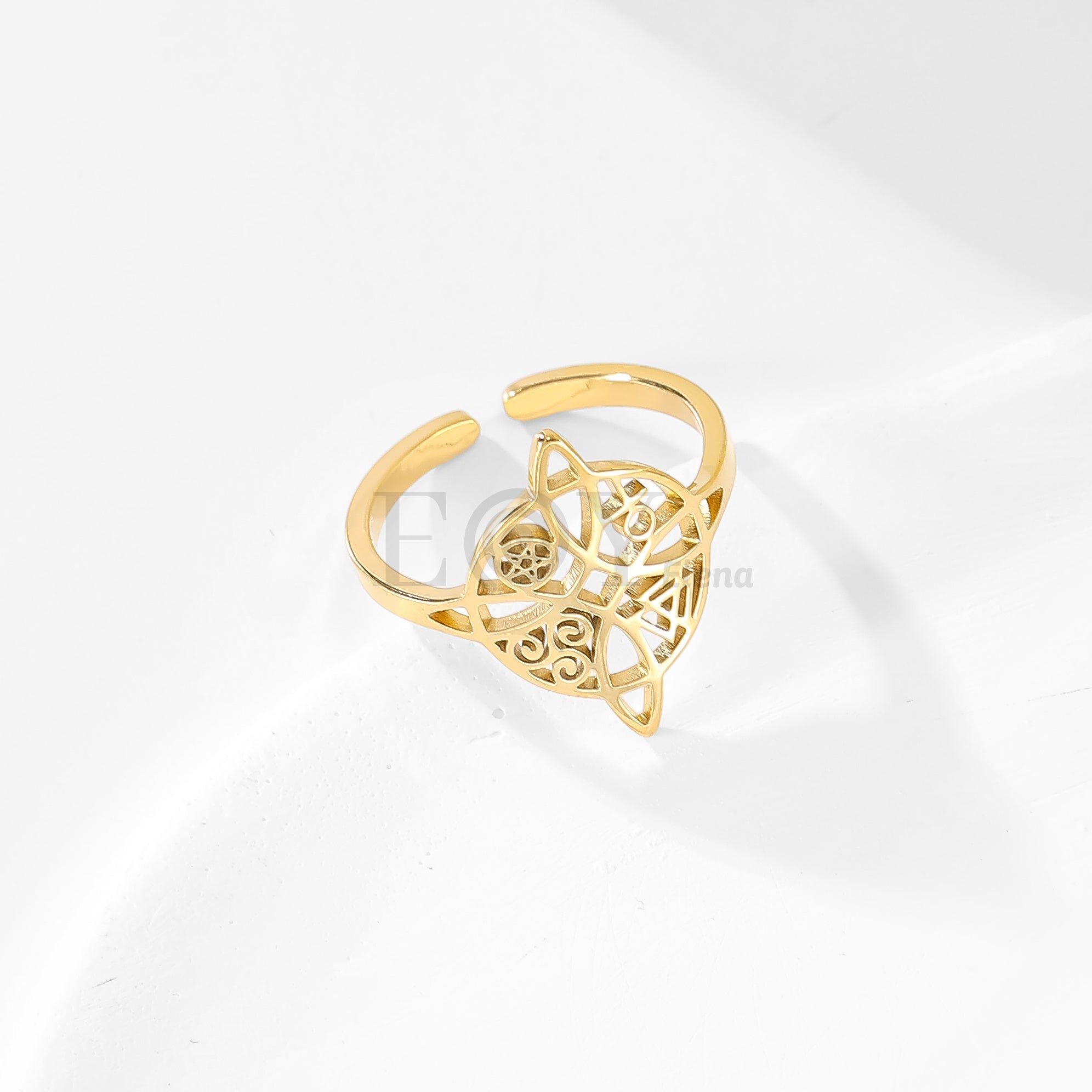 Anillo nudo de bruja con símbolos