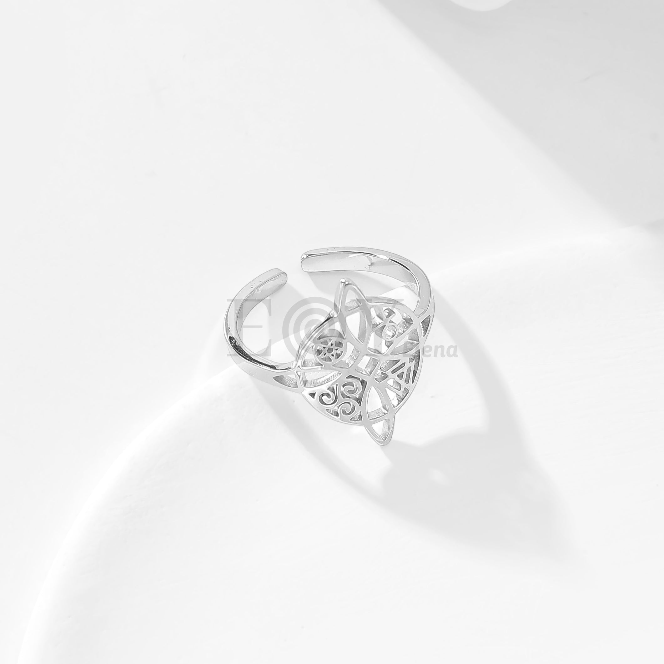Anillo nudo de bruja con símbolos