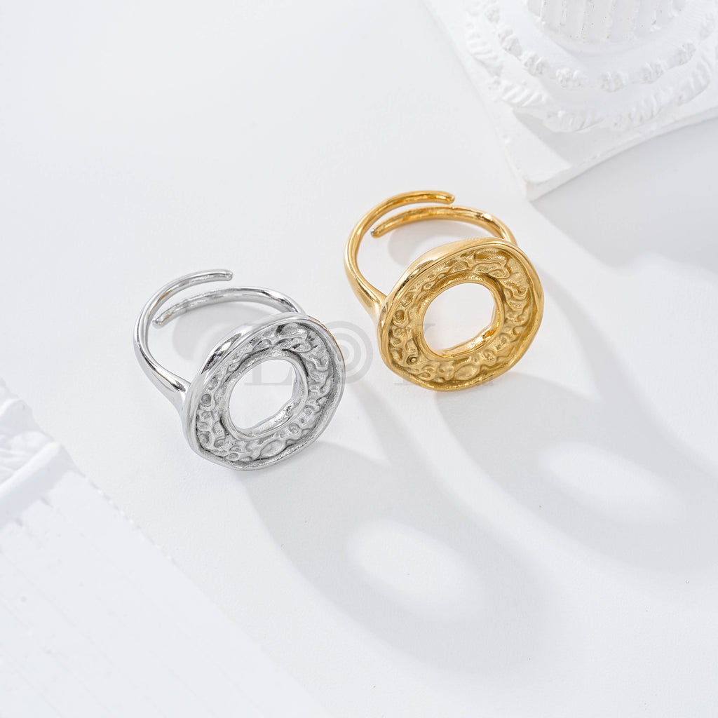 Anillo con círculo hueco textura acero