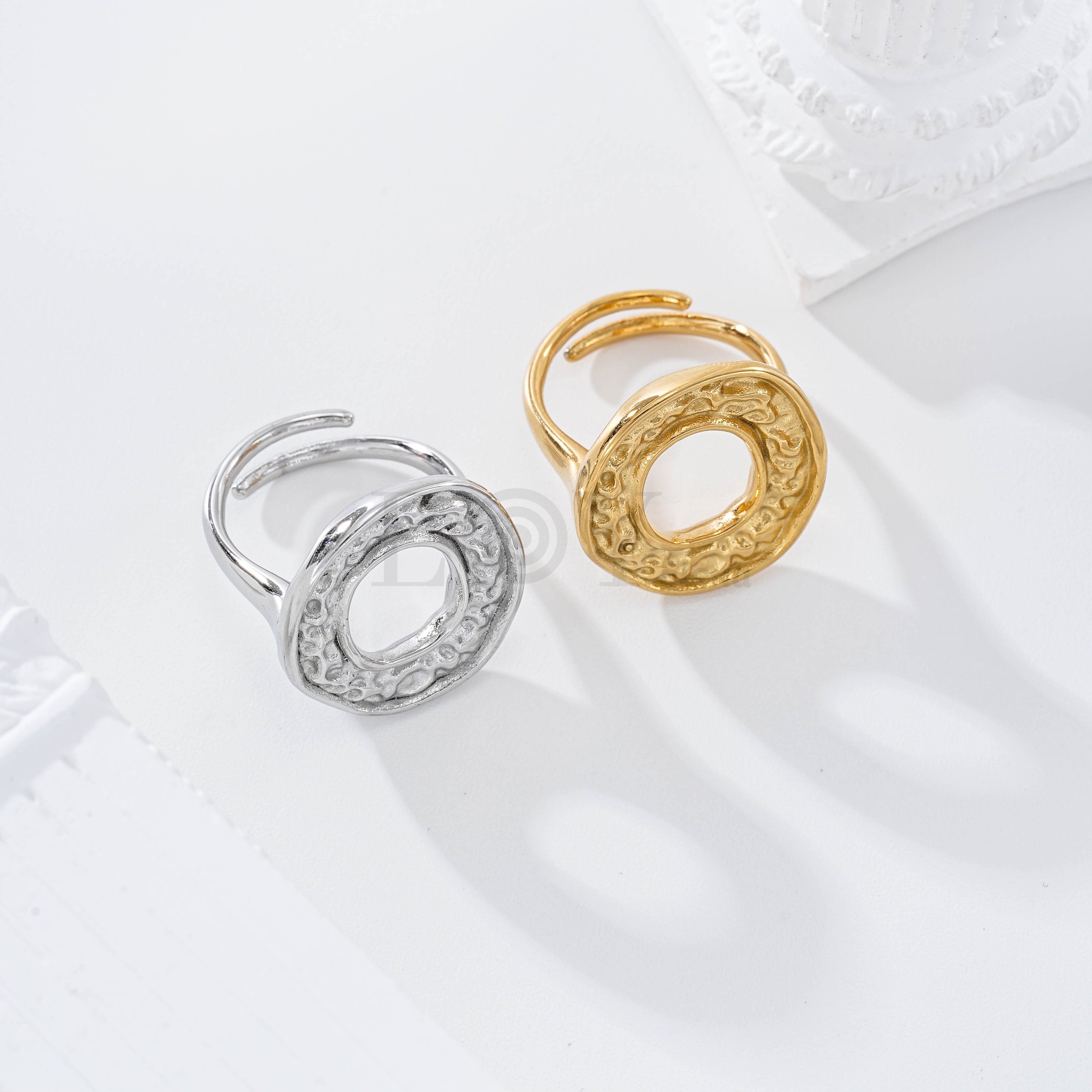 Anillo con círculo hueco textura acero
