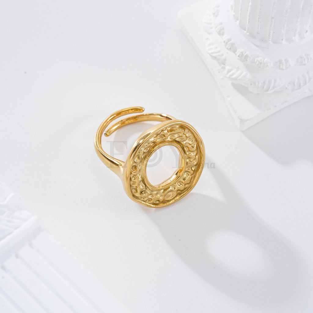Anillo con círculo hueco textura acero