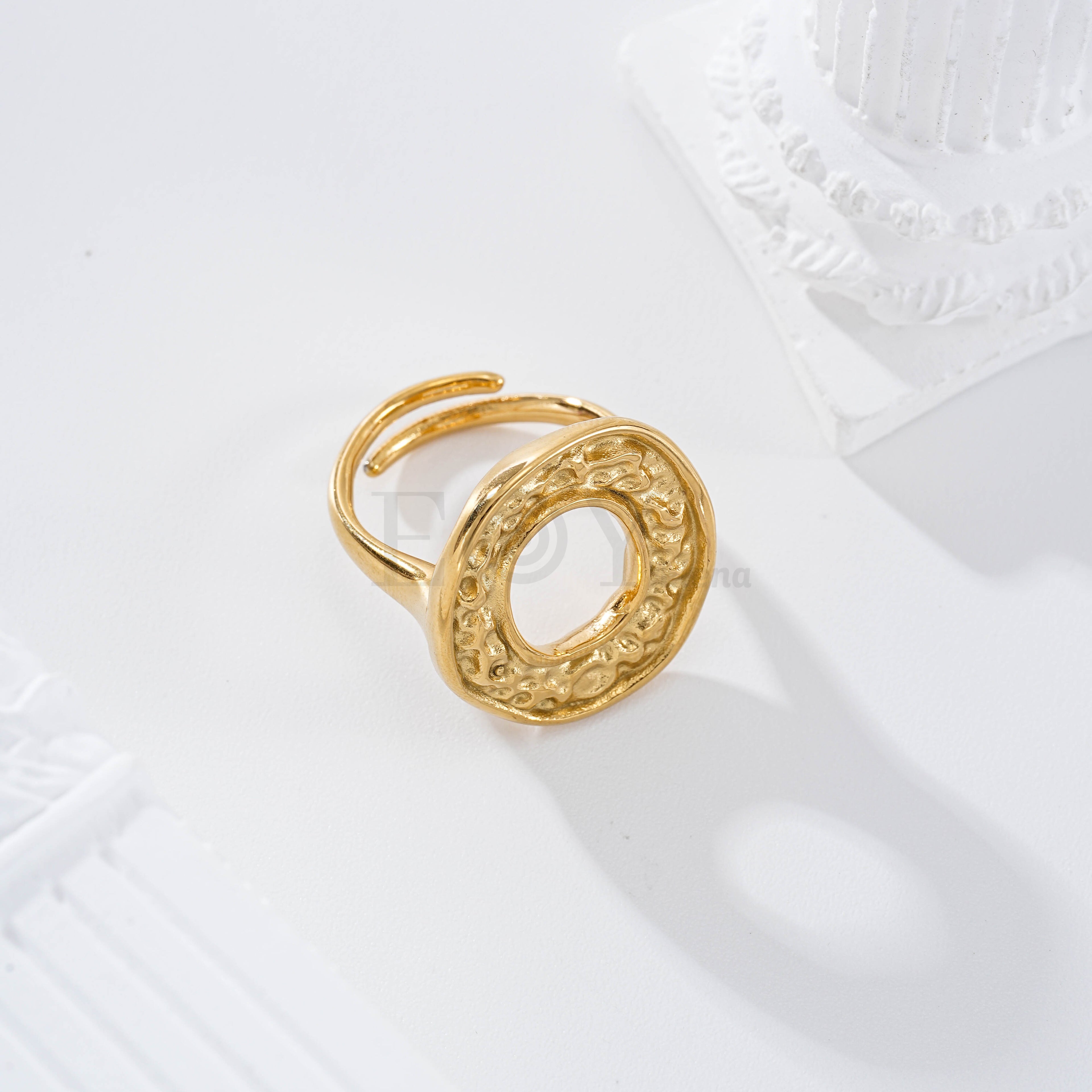 Anillo con círculo hueco textura acero